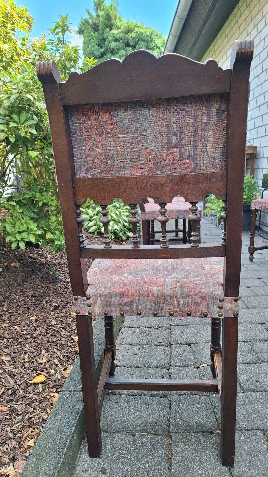Foto 3 van 6 Antieke stoelen met bloemenpatroon