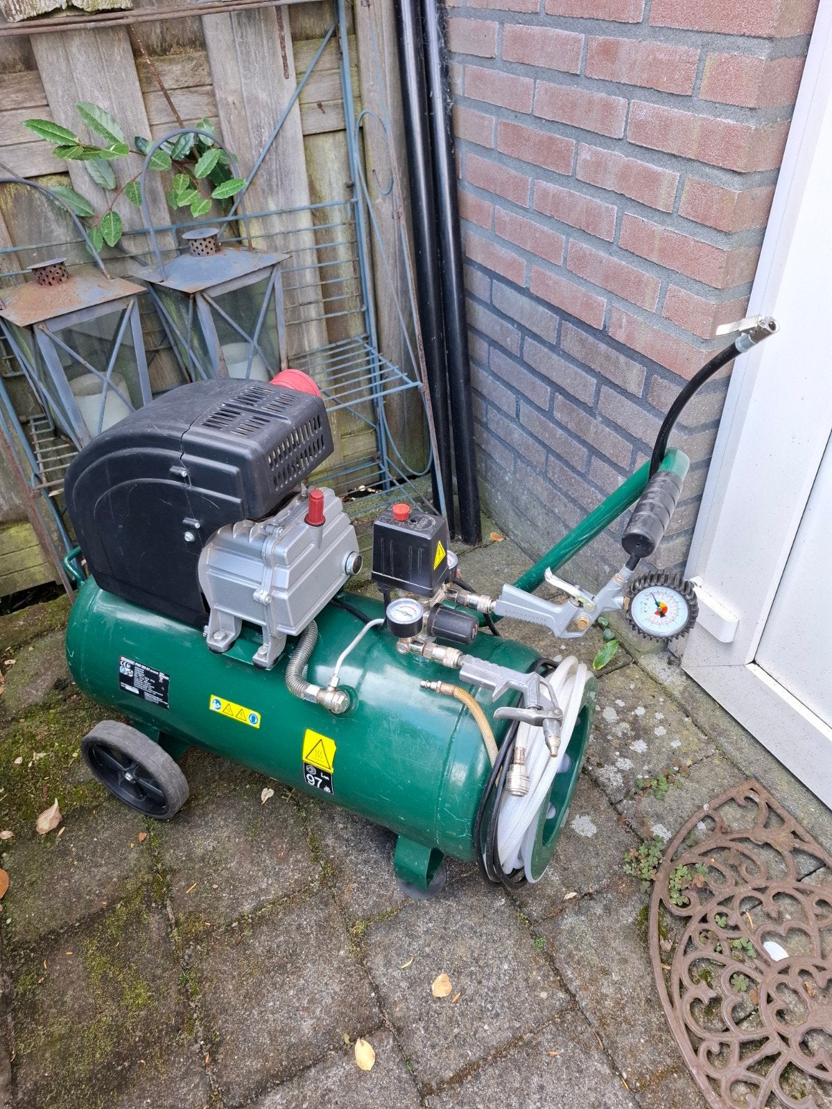 Compressor met slang haspel + spijker/niethamer en diverse., Doe-het-zelf en Verbouw, Compressors, Ophalen, Gebruikt, 6 tot 10 bar