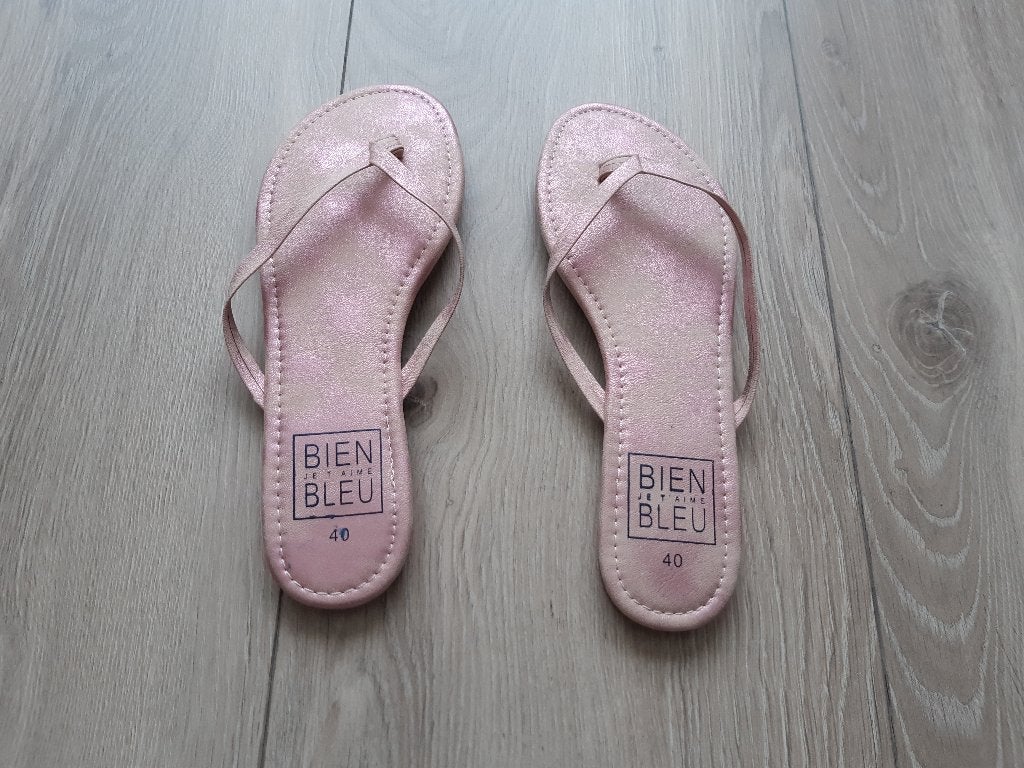 Te koop leuke nieuwe slippers van het merk Bien Bleu, Slippers, Nieuw, Ophalen of Verzenden, Roze