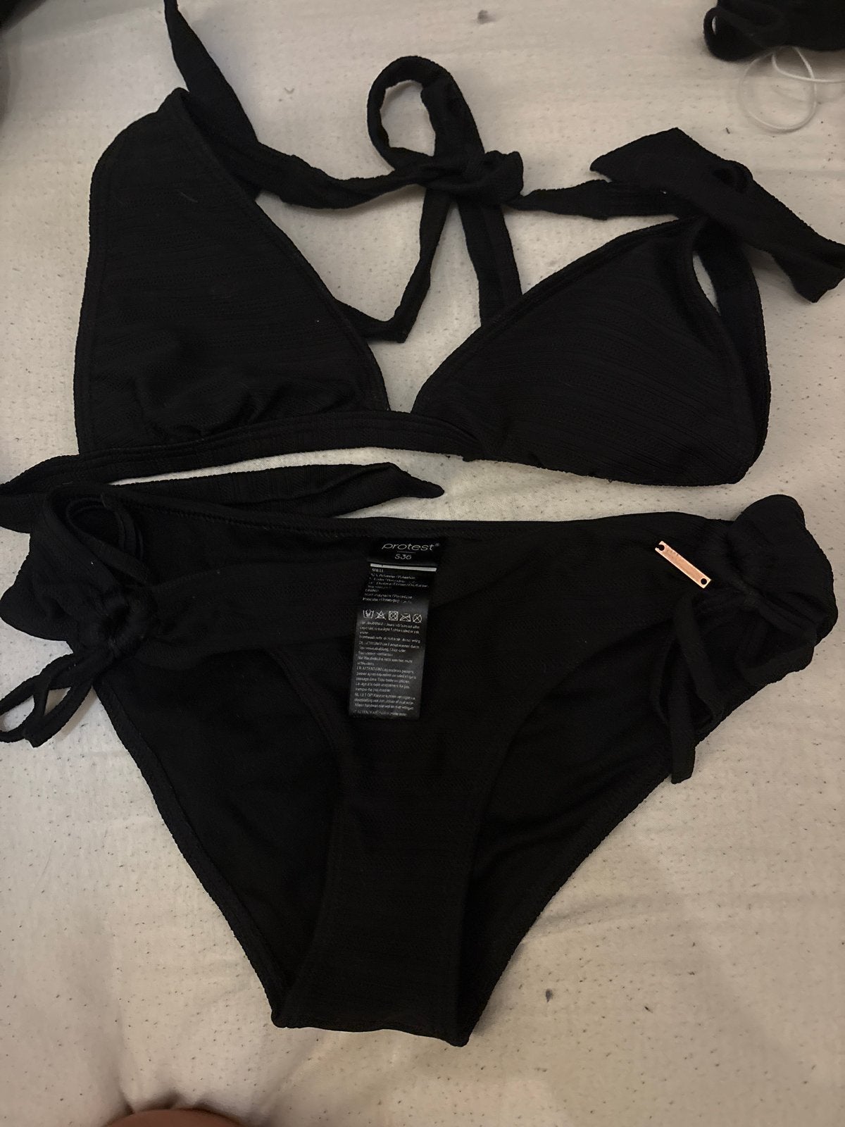 Zwarte Protest Bikini - Zo goed als nieuw mt 36, Kleding | Dames, Badmode en Zwemkleding, Ophalen, Zo goed als nieuw, Zwart, Bikini