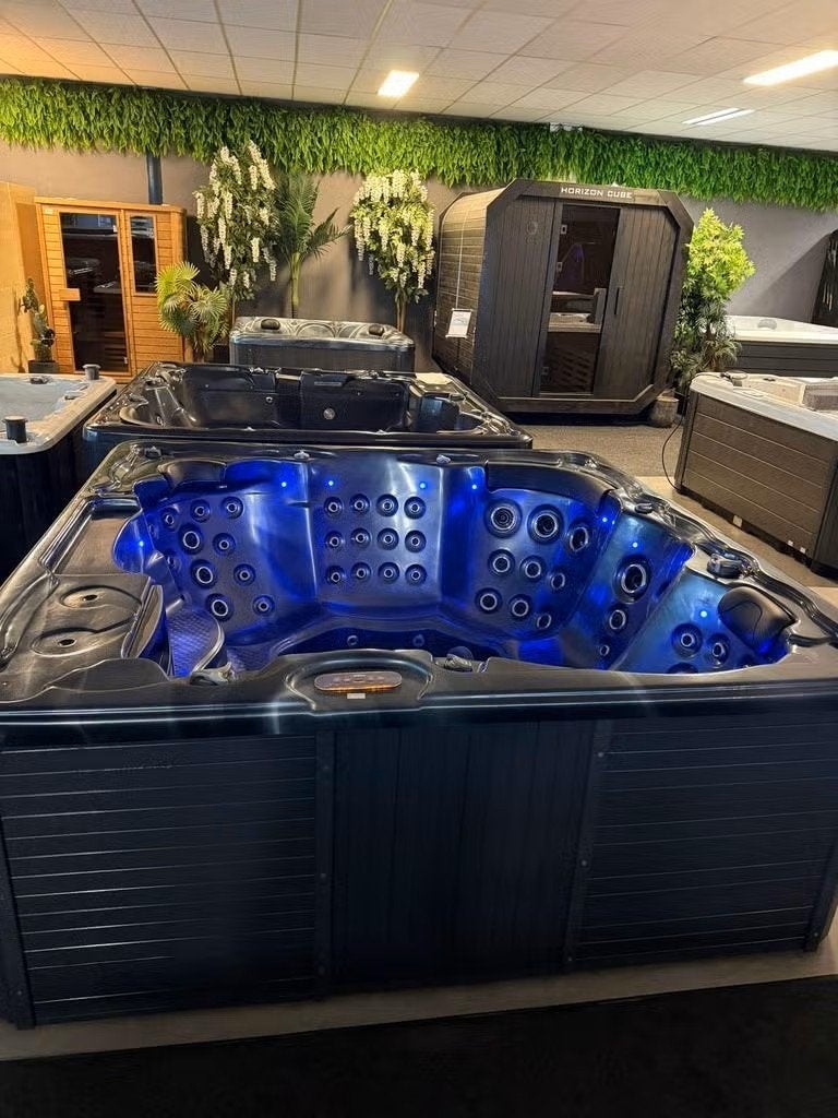Jacuzzi / spa 230x230 –plug & play 220V– luxe + veel jets, Ophalen, Zo goed als nieuw, Trap, Vast