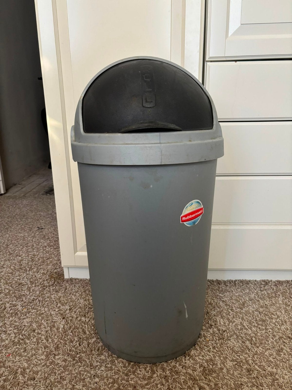 Robuuste Rubbermaid Afvalbak met Zwenkdeksel, Ophalen, 50 – 75, Kunststof, Gebruikt