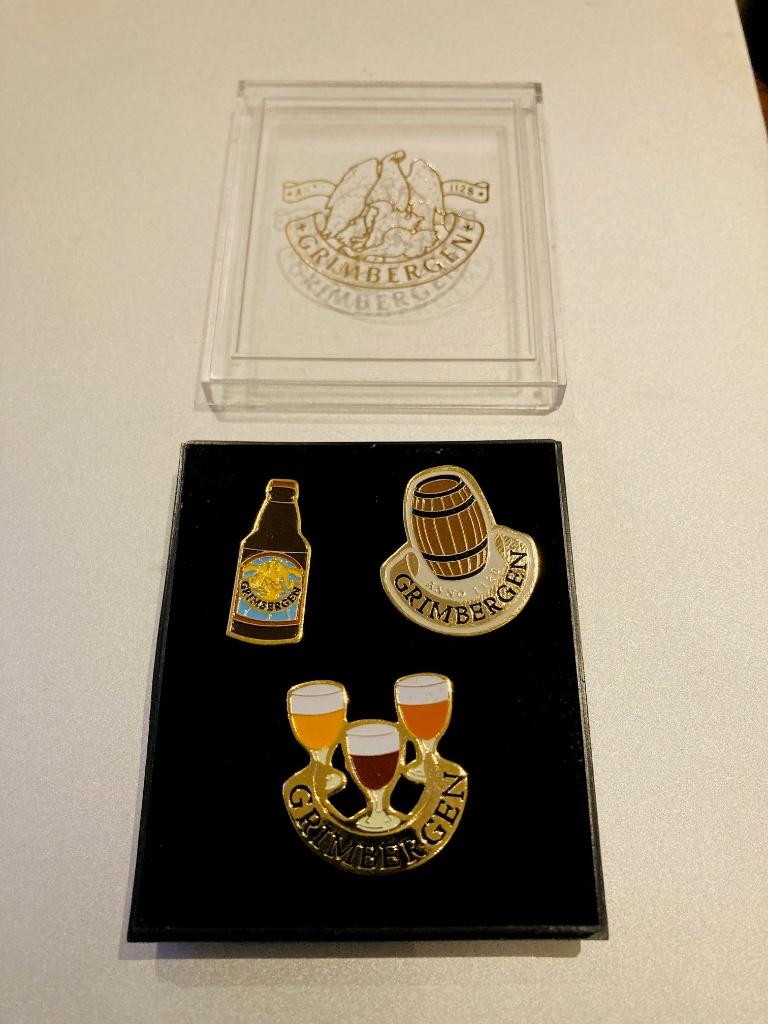 Set van 3 PINS Grimbergen in luxe opbergdoosje, Verzamelen, Ophalen of Verzenden, Zo goed als nieuw, Merk, Speldje of Pin