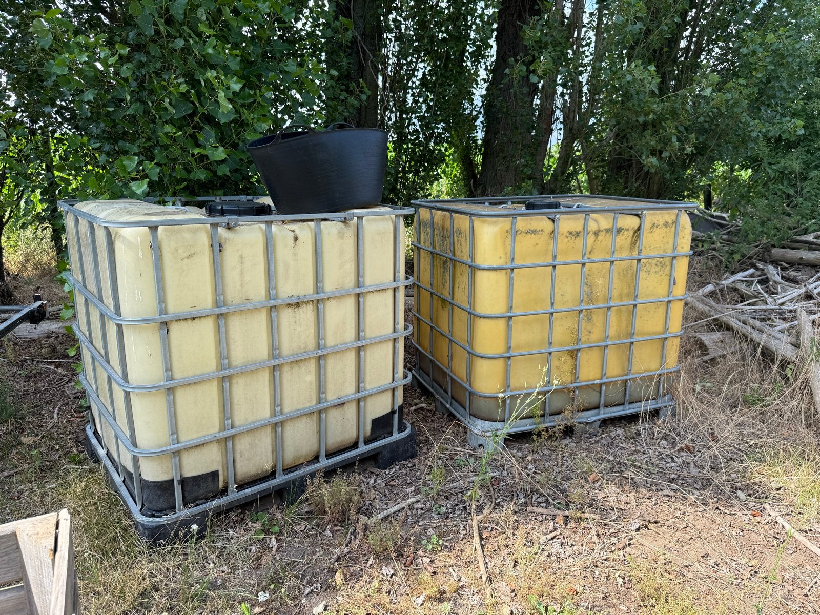 2x IBC containers, 1 met restje olie, Ophalen, Gebruikt