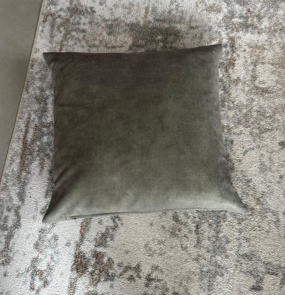 2x Claudi sierkussen, Adona Taupe, Huis en Inrichting, Woonaccessoires | Kussens, Ophalen, Zo goed als nieuw, Vierkant