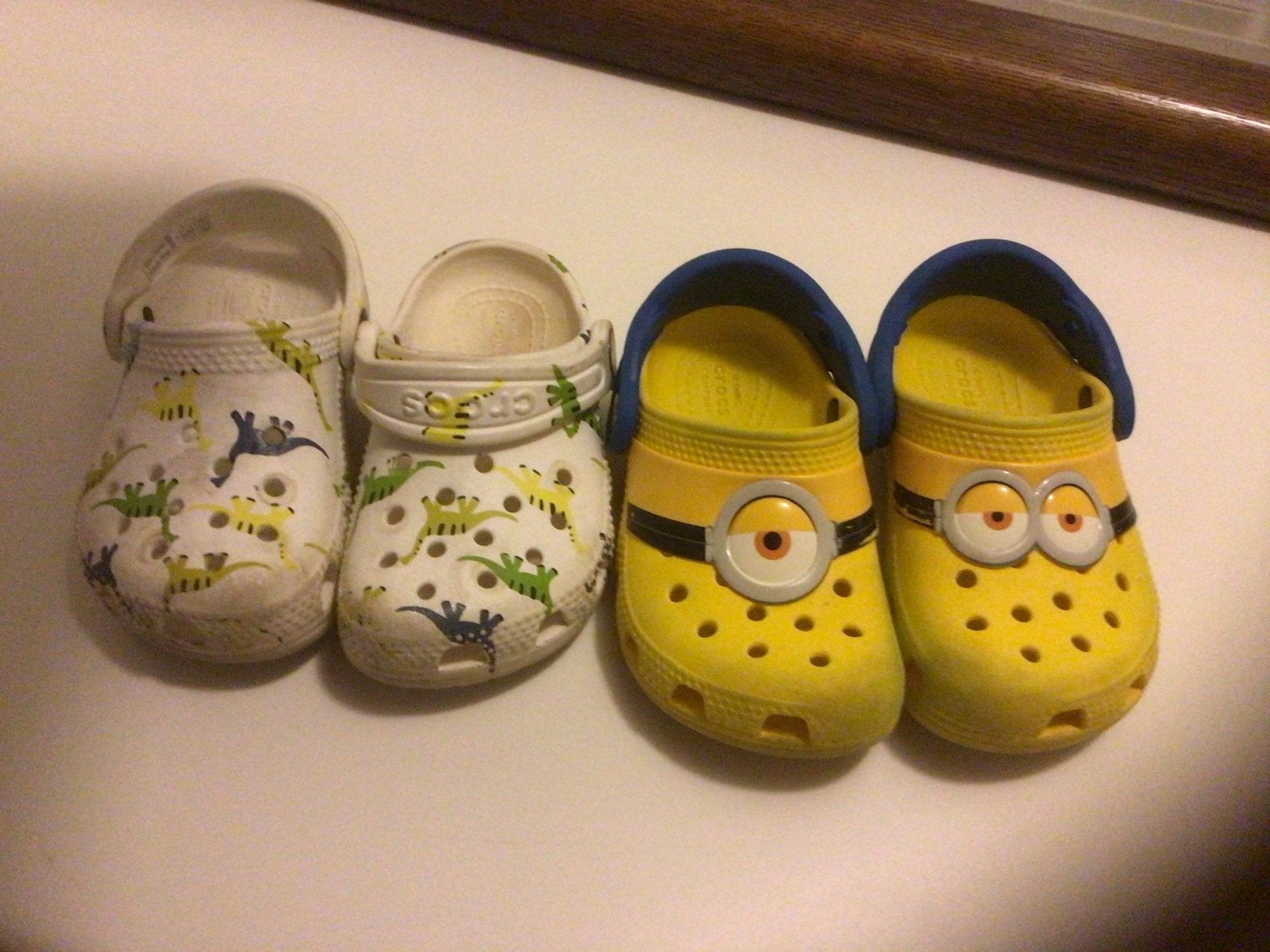 Crocs kinderschoenen: Minions en Dino's maat 7, Ophalen of Verzenden, Gebruikt, Jongetje of Meisje, Schoentjes