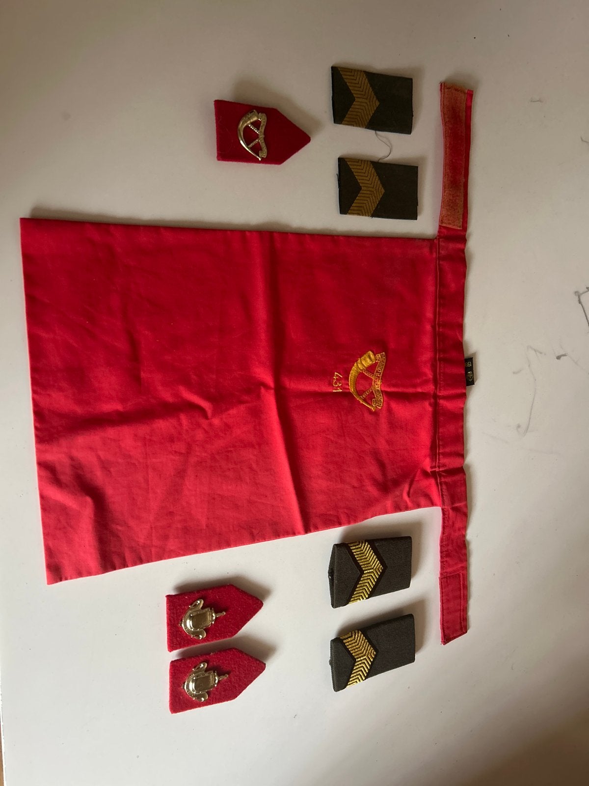 Militaire insignes en choker Landmacht 431 infanterie, Ophalen of Verzenden, Landmacht, Nederland, Embleem of Badge