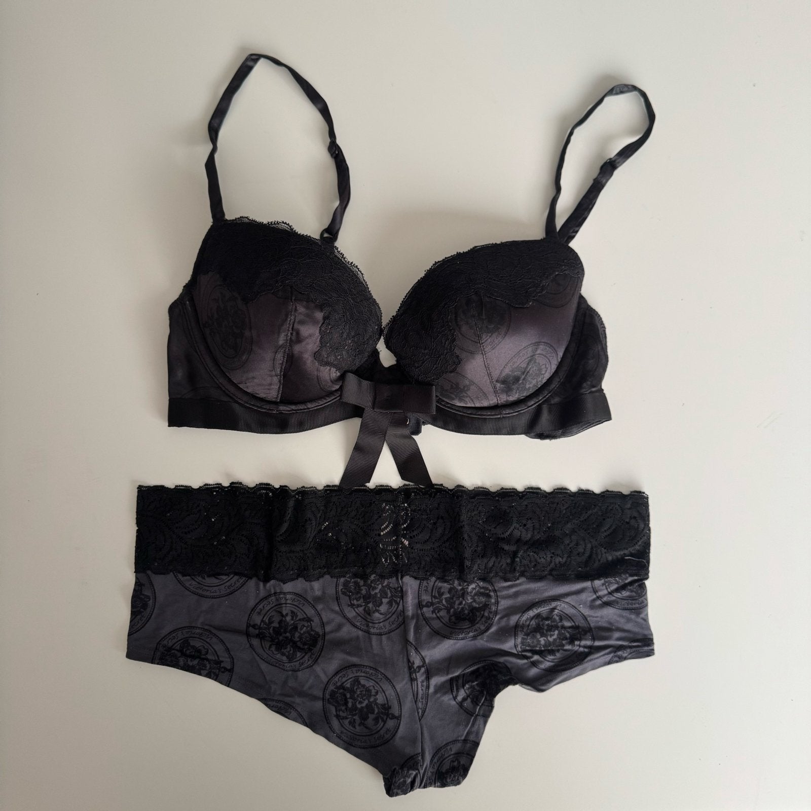 Victoria’s Secret setje zijden bh 75C + 3 hiphuggers, Verzenden, Zwart, Setje