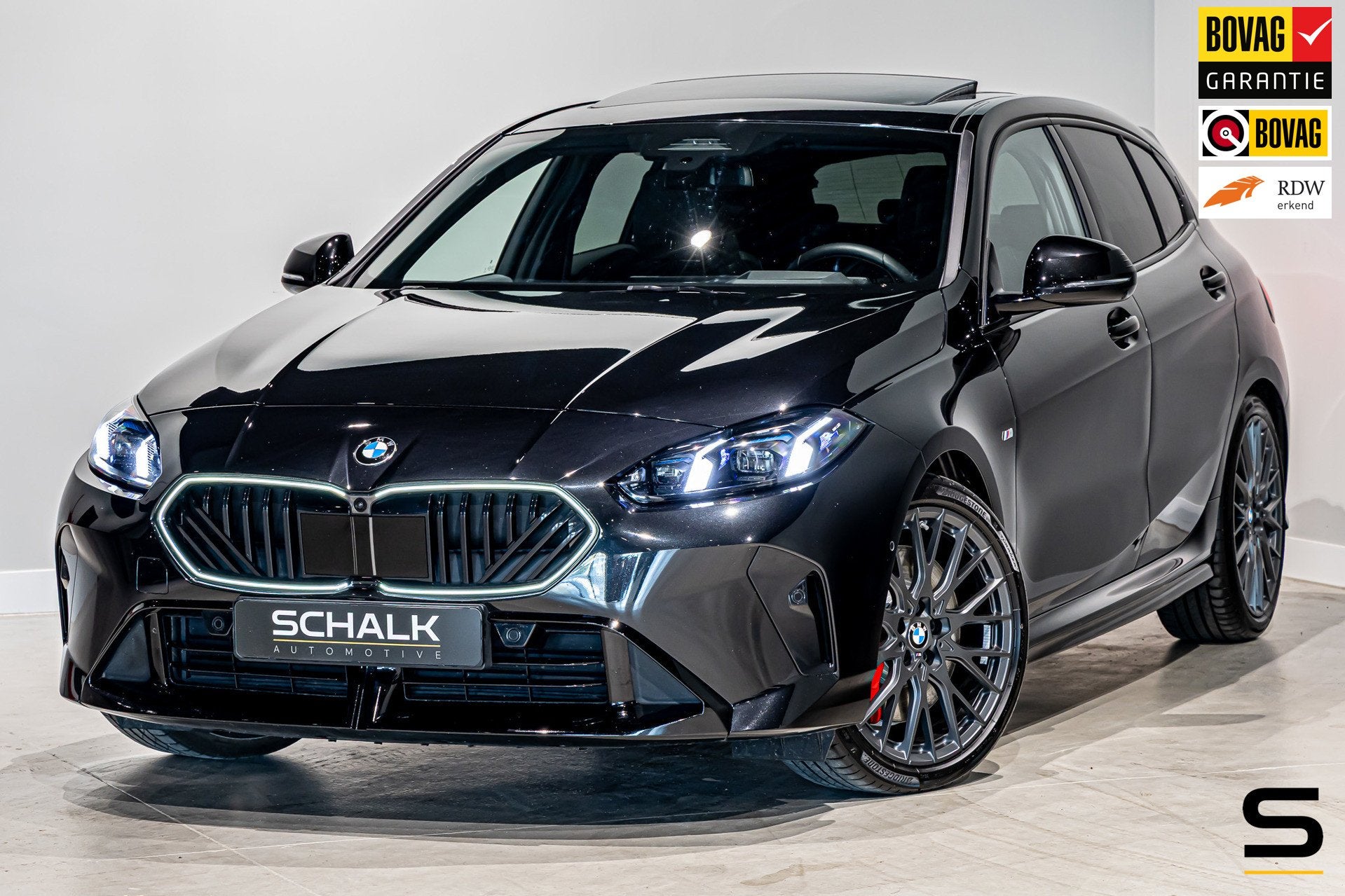BMW 1-serie 120 M Sport Pro|Pano|H&K|HUD|360|ACC|Iconic|NE, Auto's, Dealer onderhouden, Zwart, 156 pk, Zwart
