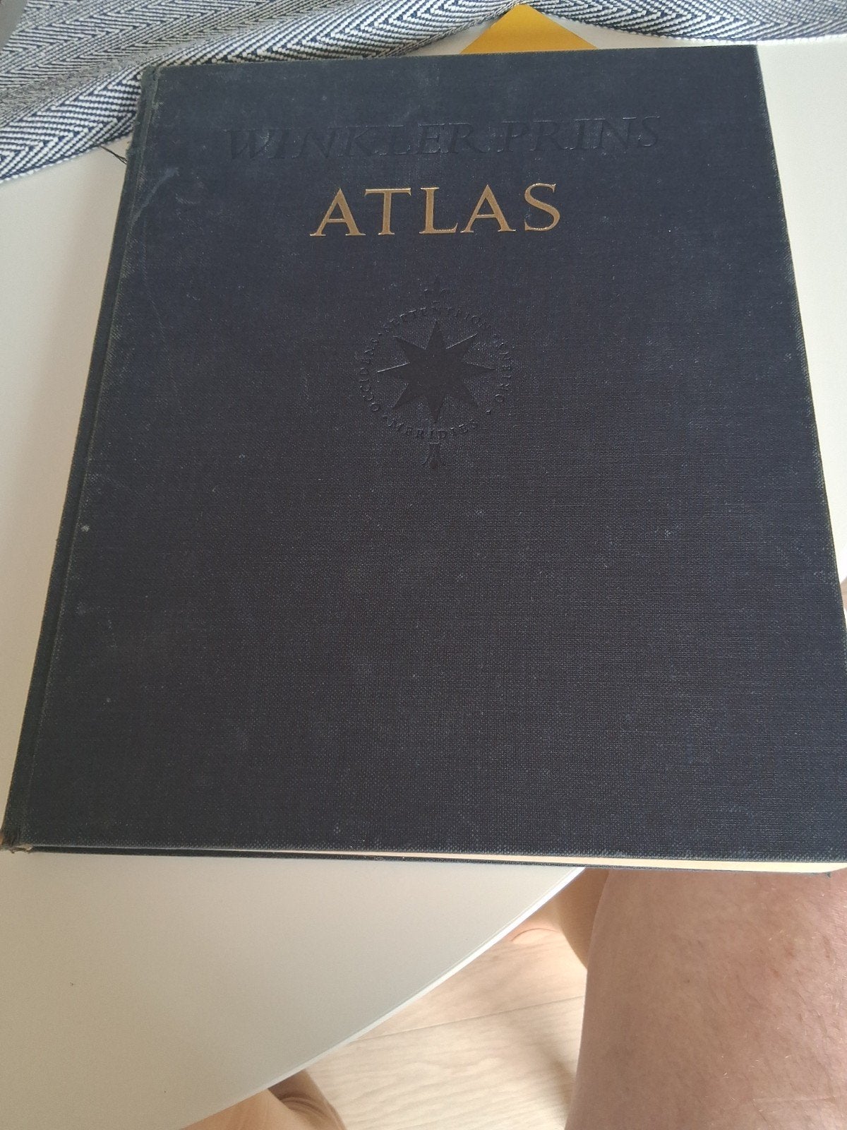 Winkler Prins Atlas uit 1957 - Compleet met originele omslag, Boeken, Gelezen, Overige atlassen, Ophalen of Verzenden, 1800 tot 2000