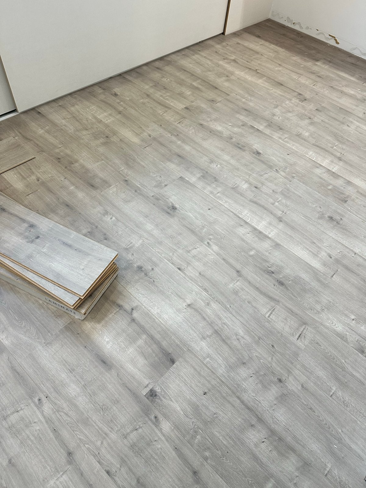 BEZORGOPTIE - Laminaat Quick-Step Grijs 25m2 + Ondervloer, Doe-het-zelf en Verbouw, Ophalen, Zo goed als nieuw, 10 m² of meer