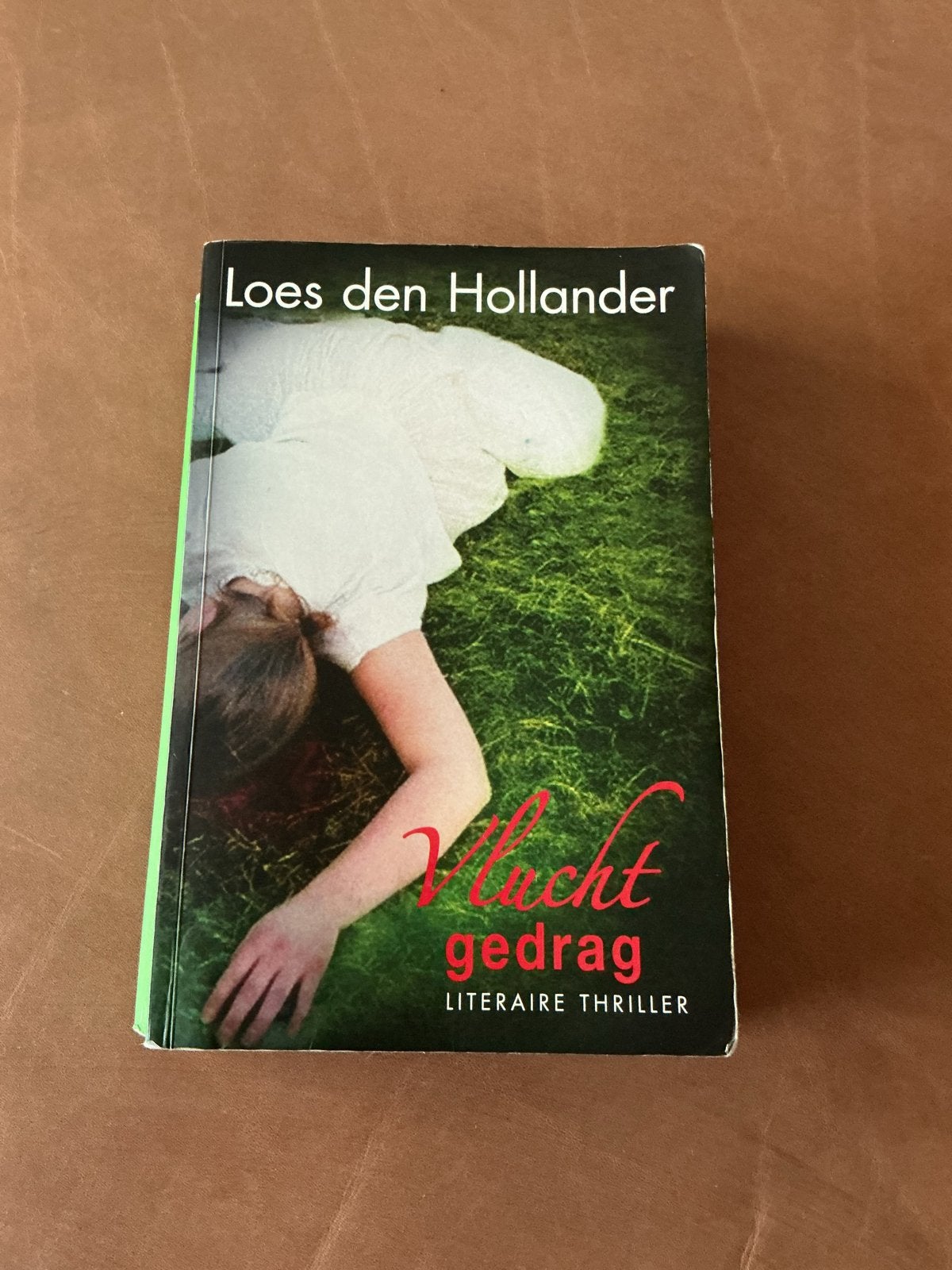 Vlucht gedrag - Loes den Hollander (Literaire thriller), Ophalen of Verzenden, Gelezen, Nederland