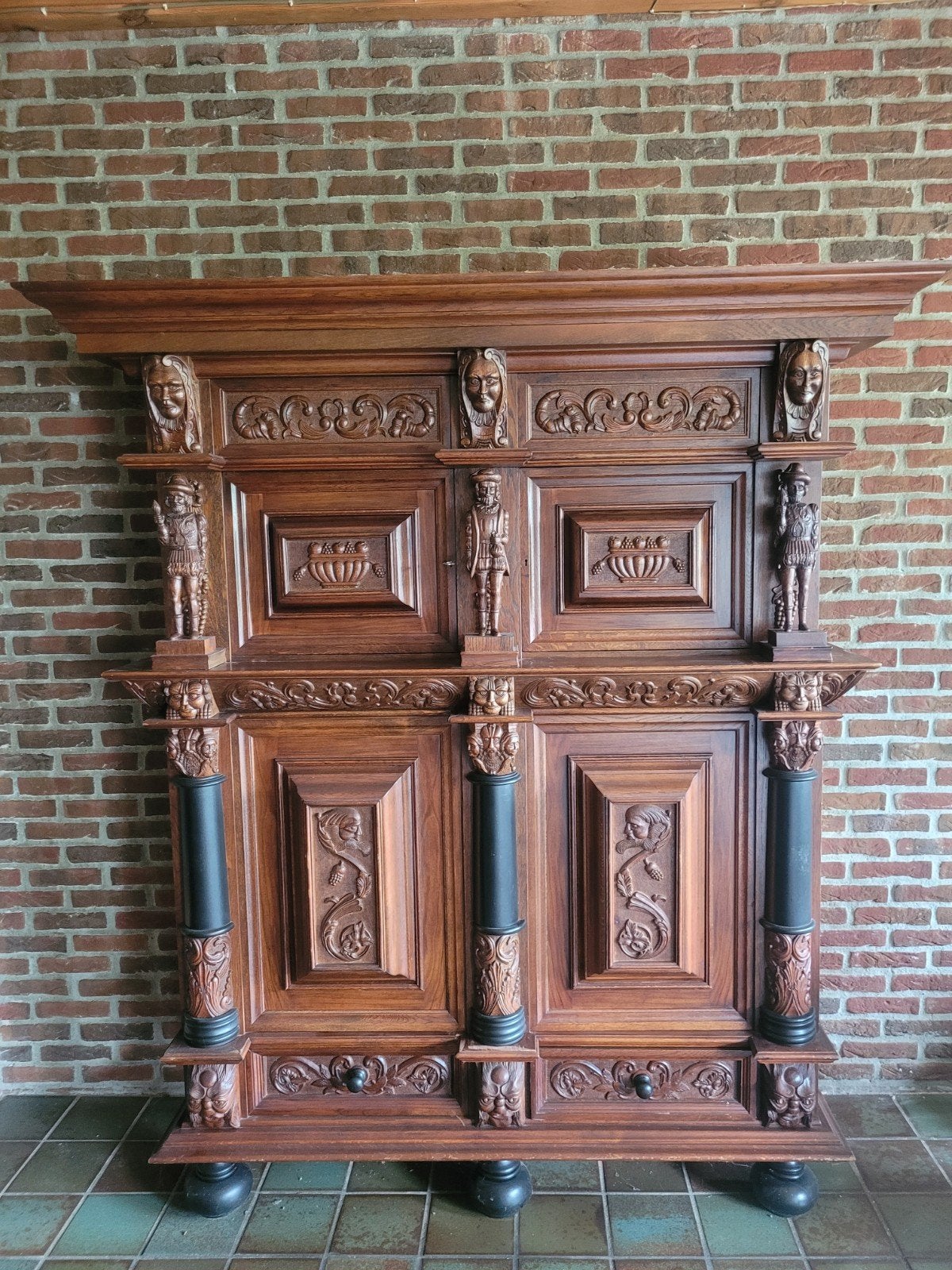 Beelden kast, Ophalen