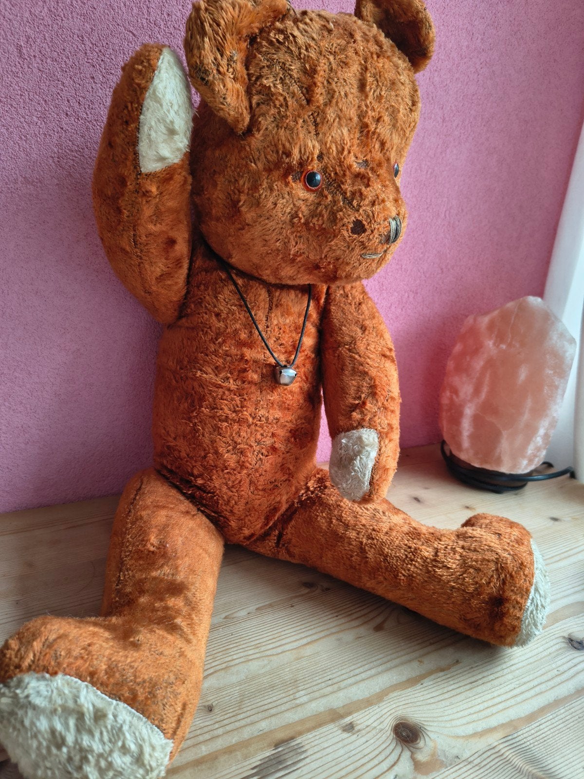 Vintage Bruin-Oranje Stro Teddybeer met Belletje (1950-1960), Gebruikt, Verzenden, Beer, Met kleding of accessoire