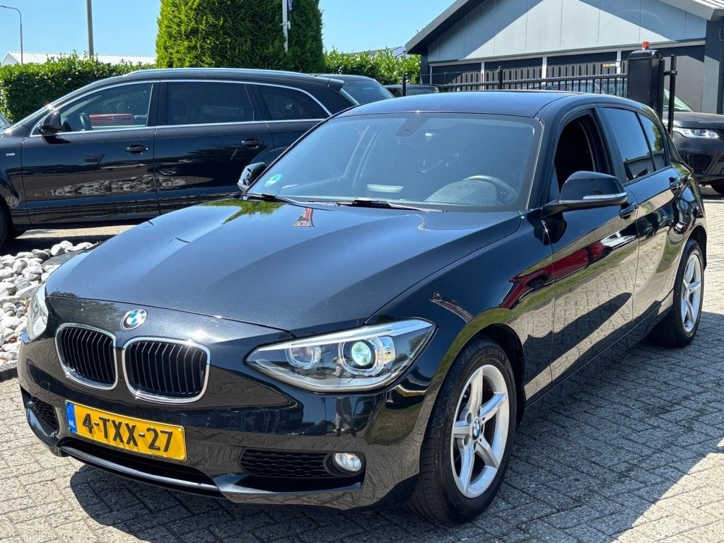 BMW 1-serie 116i Exe Automaat 2014 Zwart 5-Deurs NL Auto, Auto's, 136 pk, Gebruikt, 4 cilinders, Automatische klimaatregeling