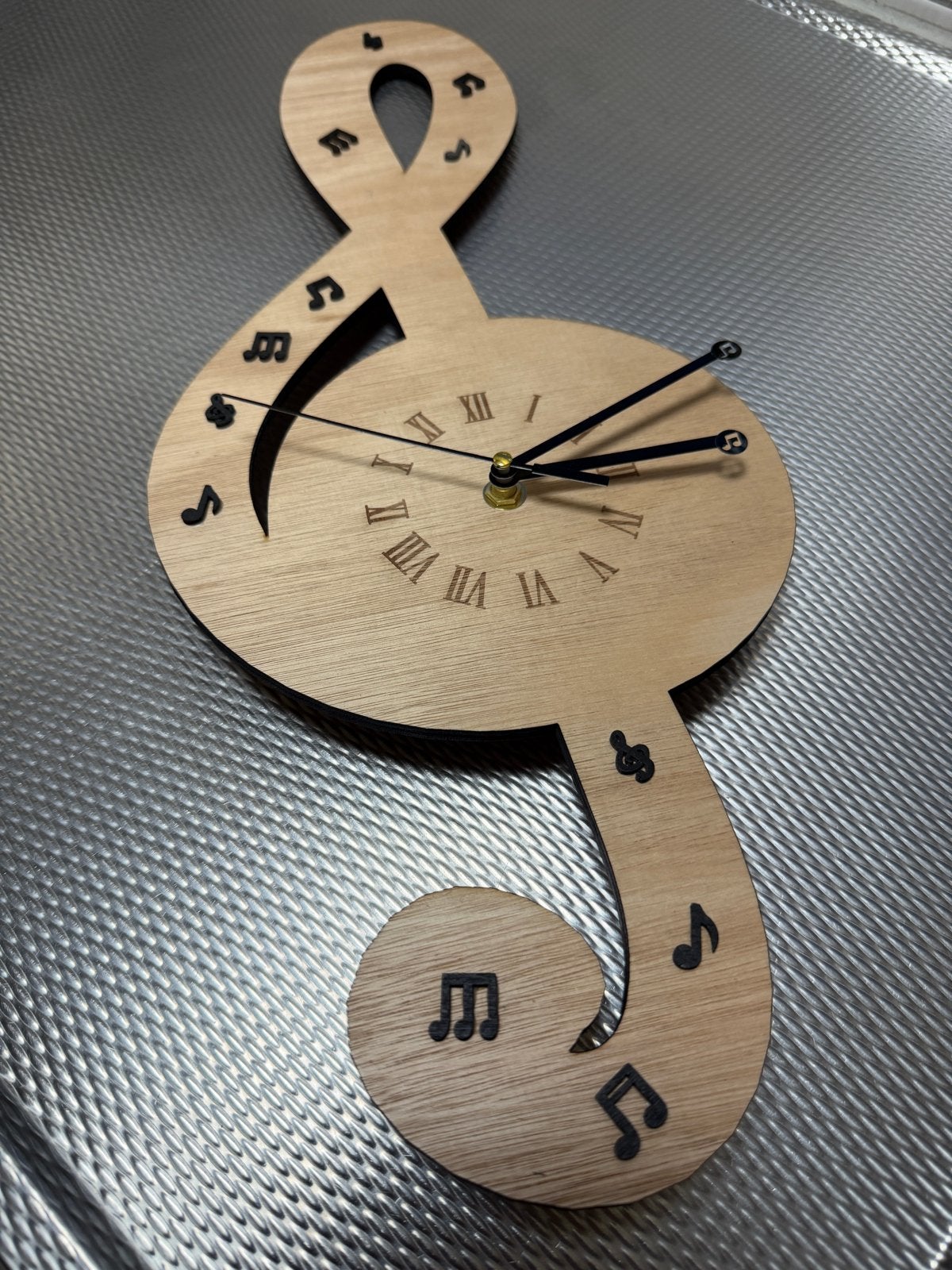 Unieke G-sleutel wandklok - Stil uurwerk & muzieknoten, Huis en Inrichting, Wandklok, Verzenden, Bruin, Nieuw