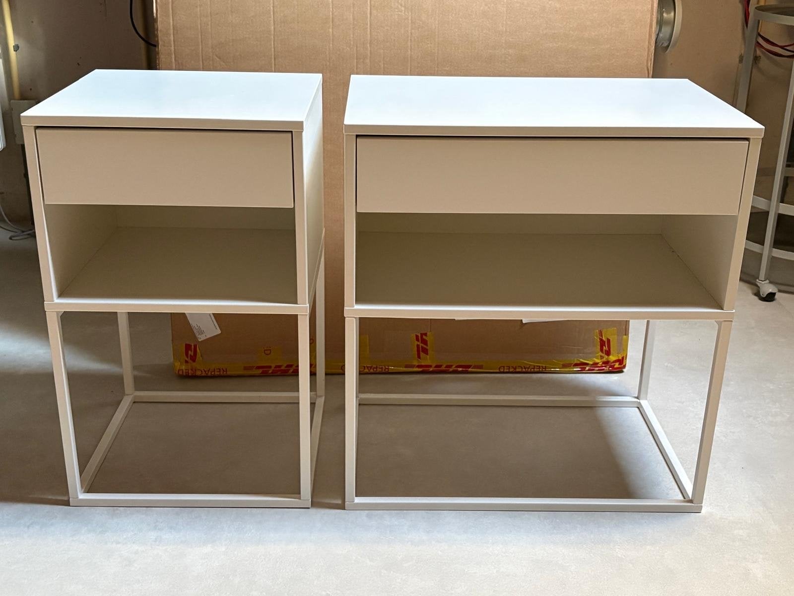 2 witte nachtkastjes met lade van Ikea Vikhammer, Ophalen, Overige materialen, 55 tot 70 cm, Zo goed als nieuw