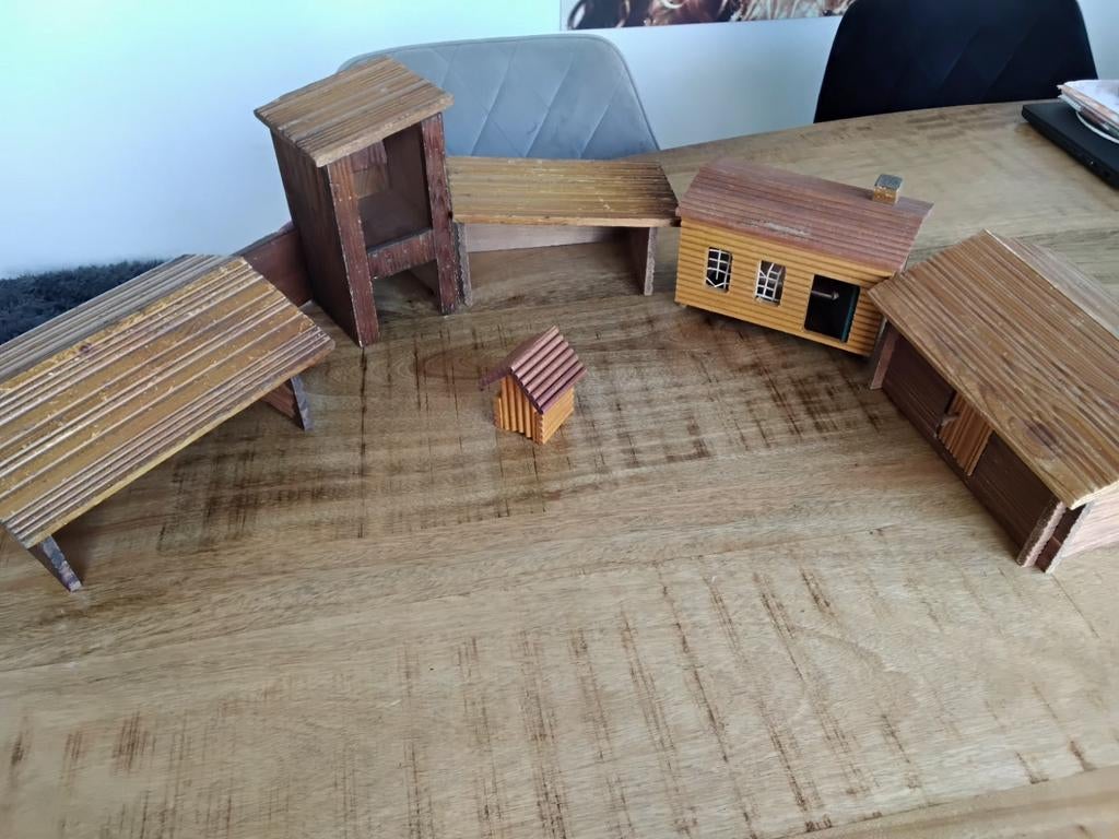 Houten Fort. 5 grotere gebouwen en 1 kleintje, Verzamelen, Ophalen of Verzenden
