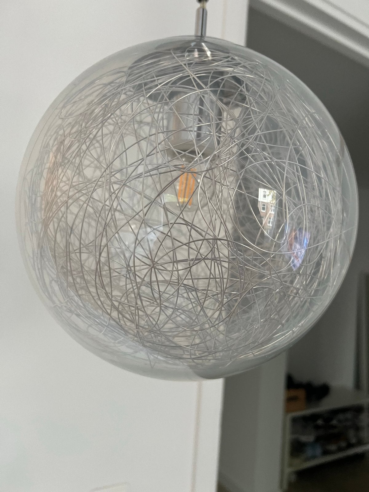 Moderne hanglamp met glazen bol en spiraalmotief, Ophalen, Zo goed als nieuw, Glas, E27 (groot)