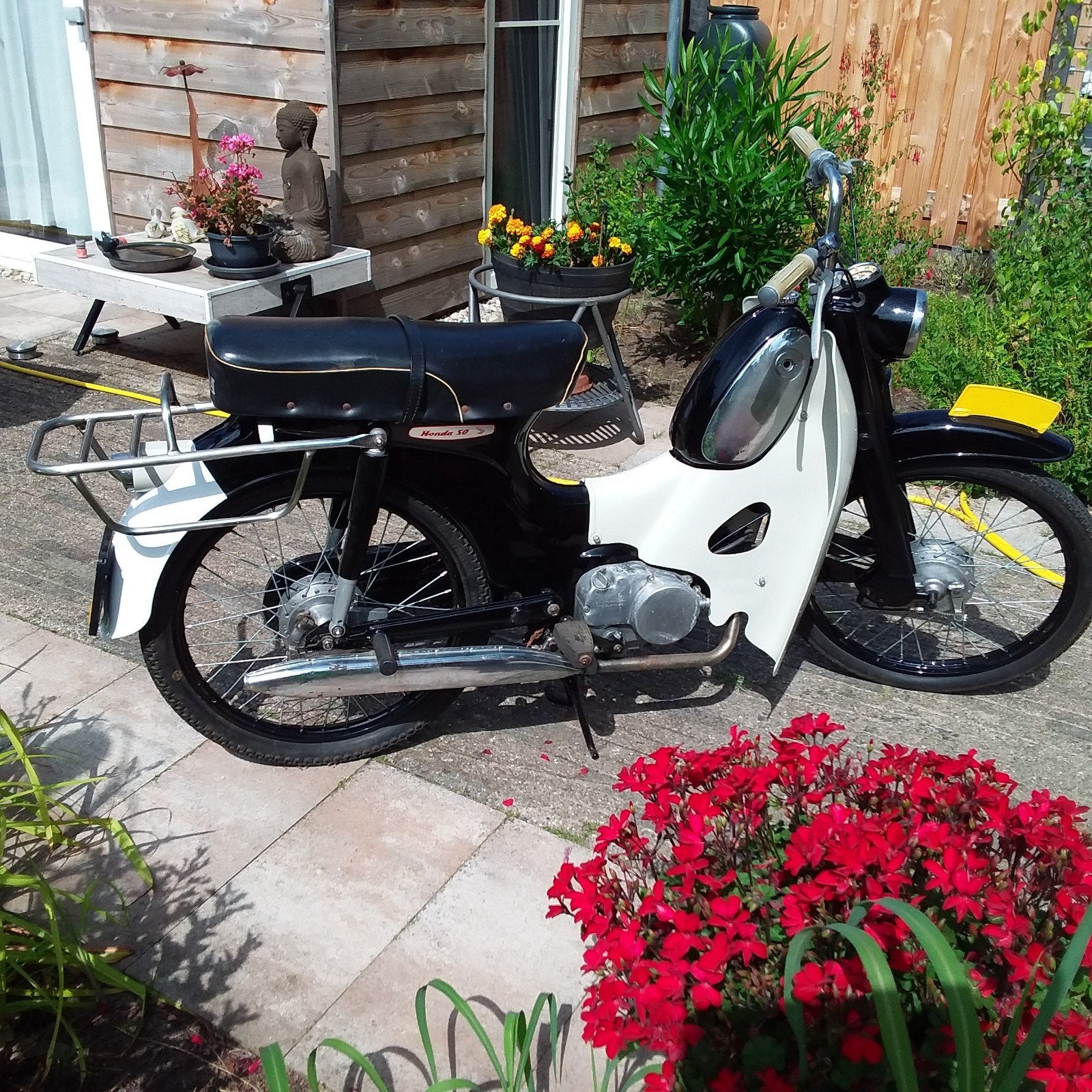 Klassieke Honda 50 bromfiets, zwart/wit, in goede staat, Fietsen en Brommers, Brommers | Oldtimers, Overige merken, Maximaal 45 km/u