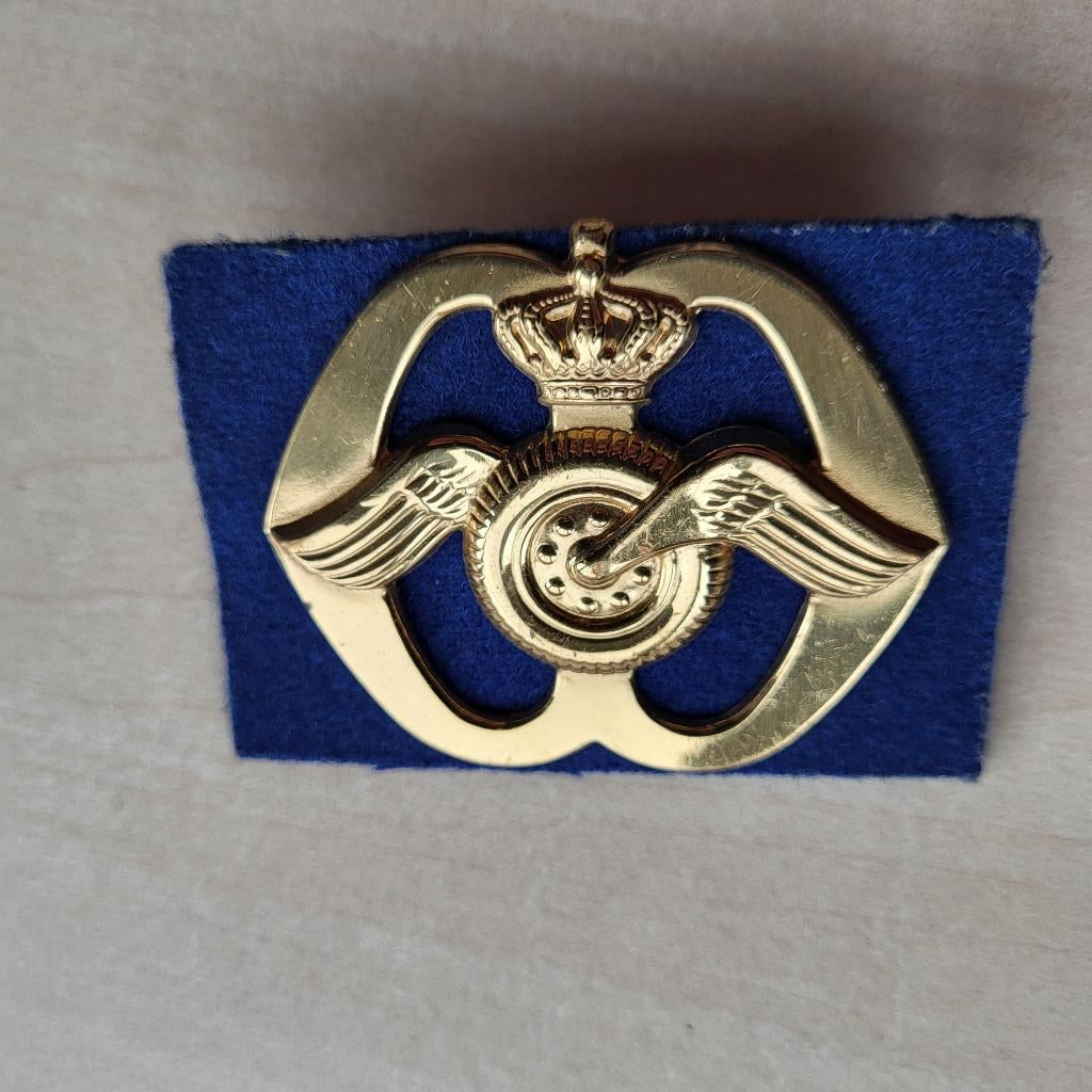AAT Aan en Afvoer troepen embleem, Verzamelen, Militaria | Algemeen, Niet vindbaar, Niet vindbaar, Nederland, Embleem of Badge