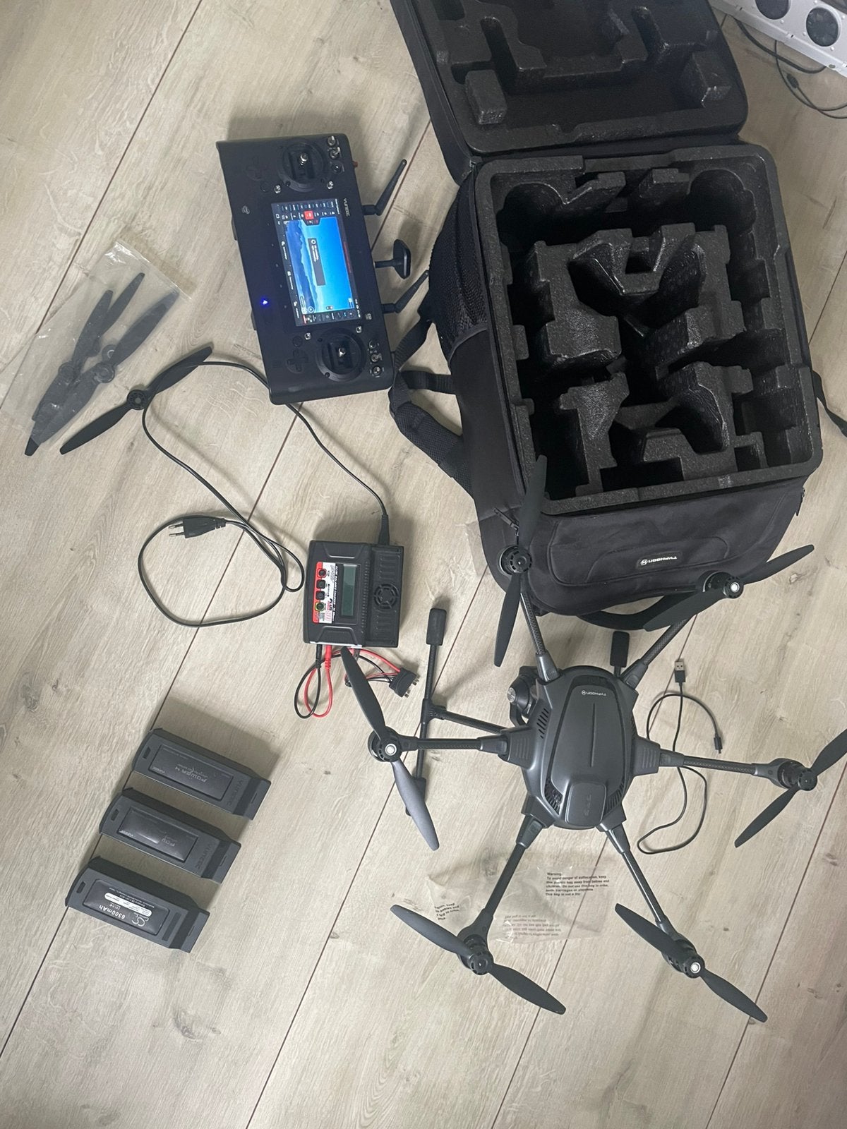 Yuneec Typhoon H drone FPV + display controller, tas, 3 accu, Ophalen, Zo goed als nieuw, Return to Home, 900 gram tot 4 kilo