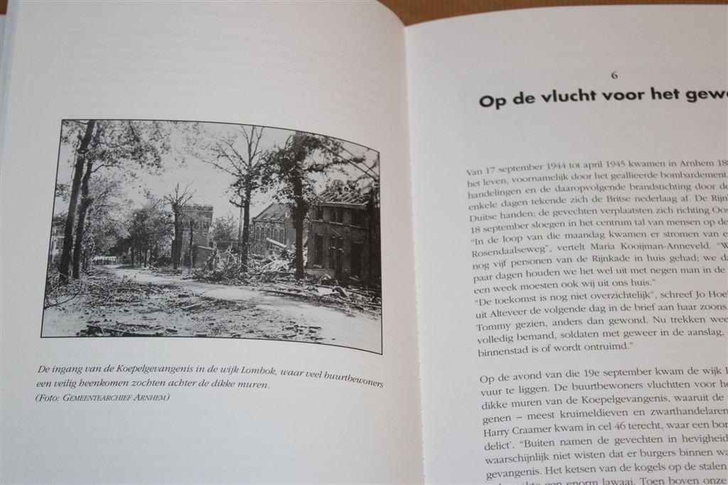 Arnhem Spookstad — Evacuatie Herinneringen & Foto's, Ophalen of Verzenden, Gelezen