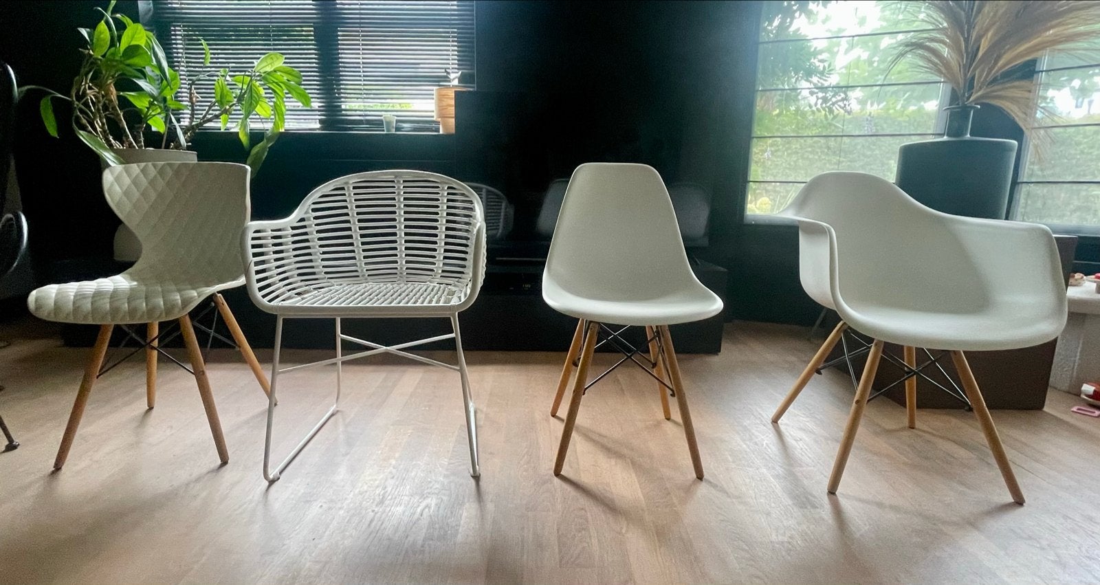 Set van 4 diverse witte stoelen - Modern design, Gebruikt, Wit, Ophalen of Verzenden, Vier