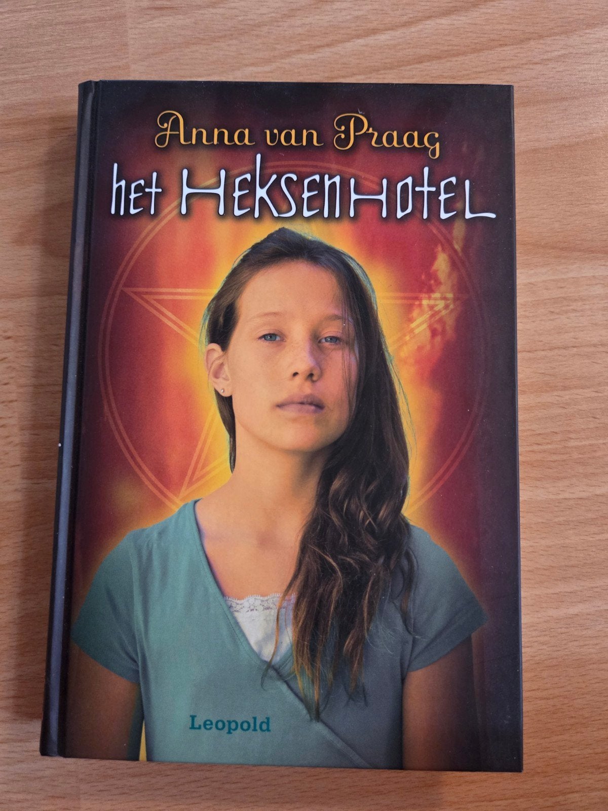 Het Heksenhotel - Anna van Praag (Jeugdboek), Boeken, Ophalen of Verzenden, Zo goed als nieuw, Anna van Praag