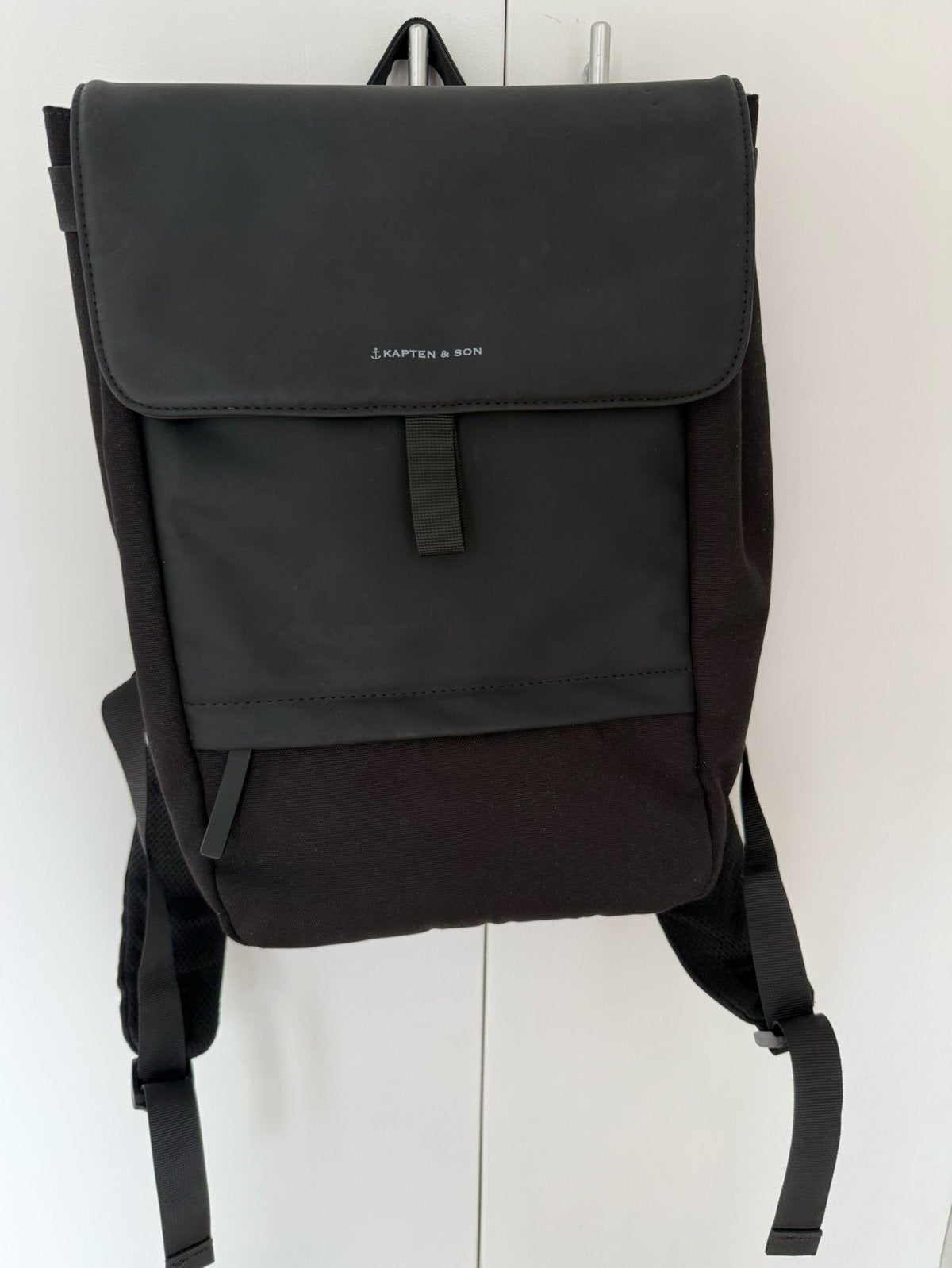 Kapten & Son Rugzak Fynn Zwart 2026, Sieraden, Tassen en Uiterlijk, Tassen | Rugtassen, Ophalen, Zo goed als nieuw, 25 tot 40 cm