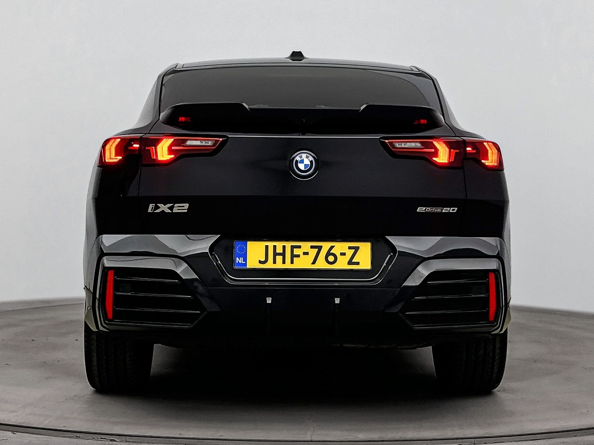 BMW iX2 eDrive20 M Sport / Panoramadak / Sportstoelen / Adap, Auto's, BMW, Stoelverwarming, 750 kg, Met garantie (alle), 24 min