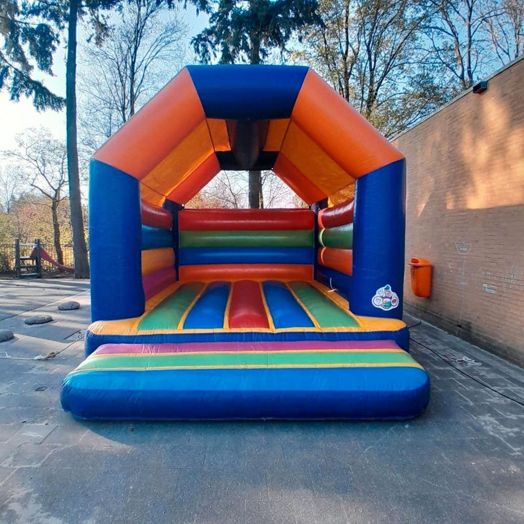 Regemboog Springkussen te huur vanaf 119,99, Ophalen, Zo goed als nieuw, Verjaardag