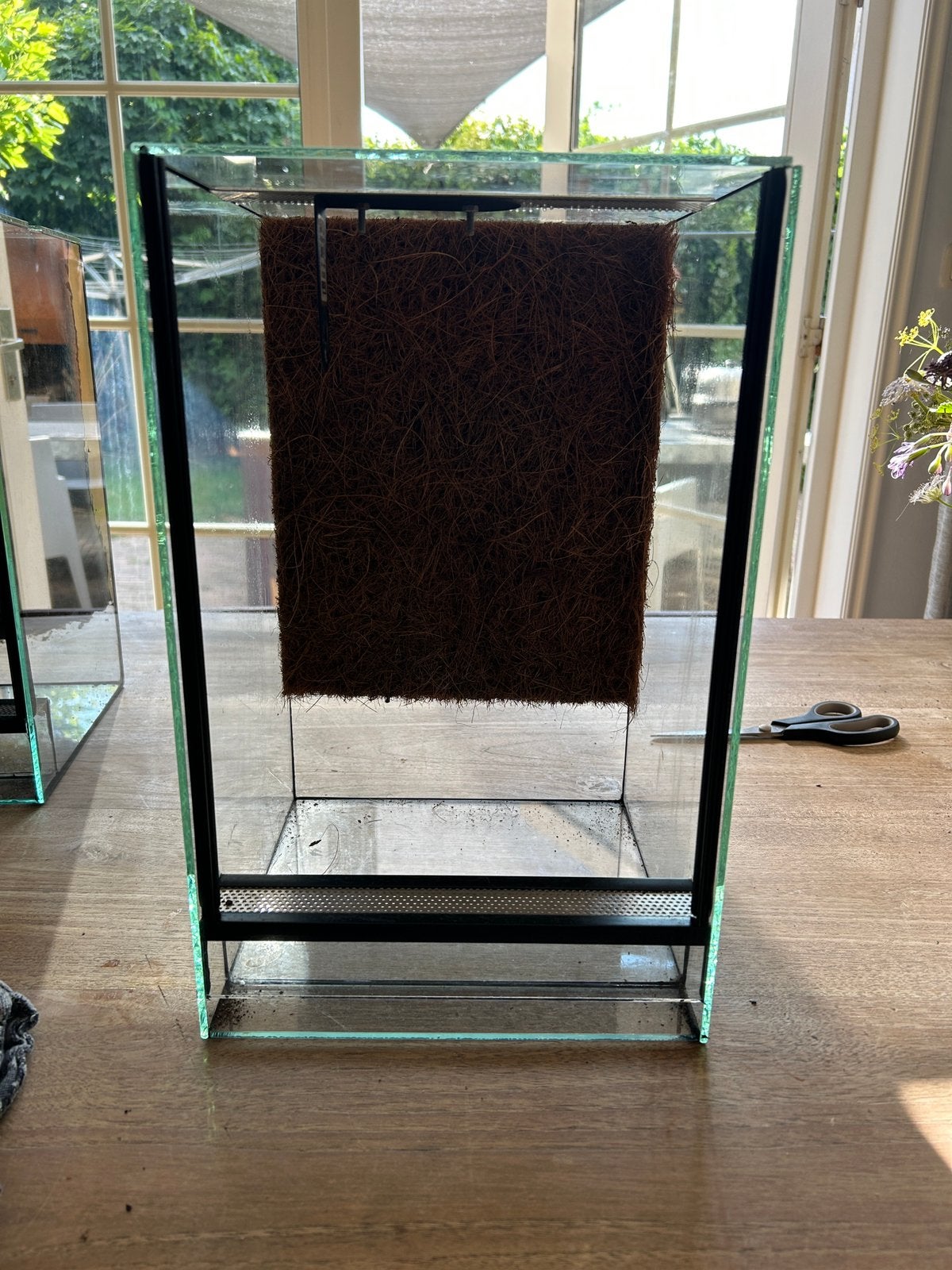 Terrarium met kokosvezel achterwand en lamphouder 25x25x40, Ophalen, Zo goed als nieuw, Terrarium of Paludarium