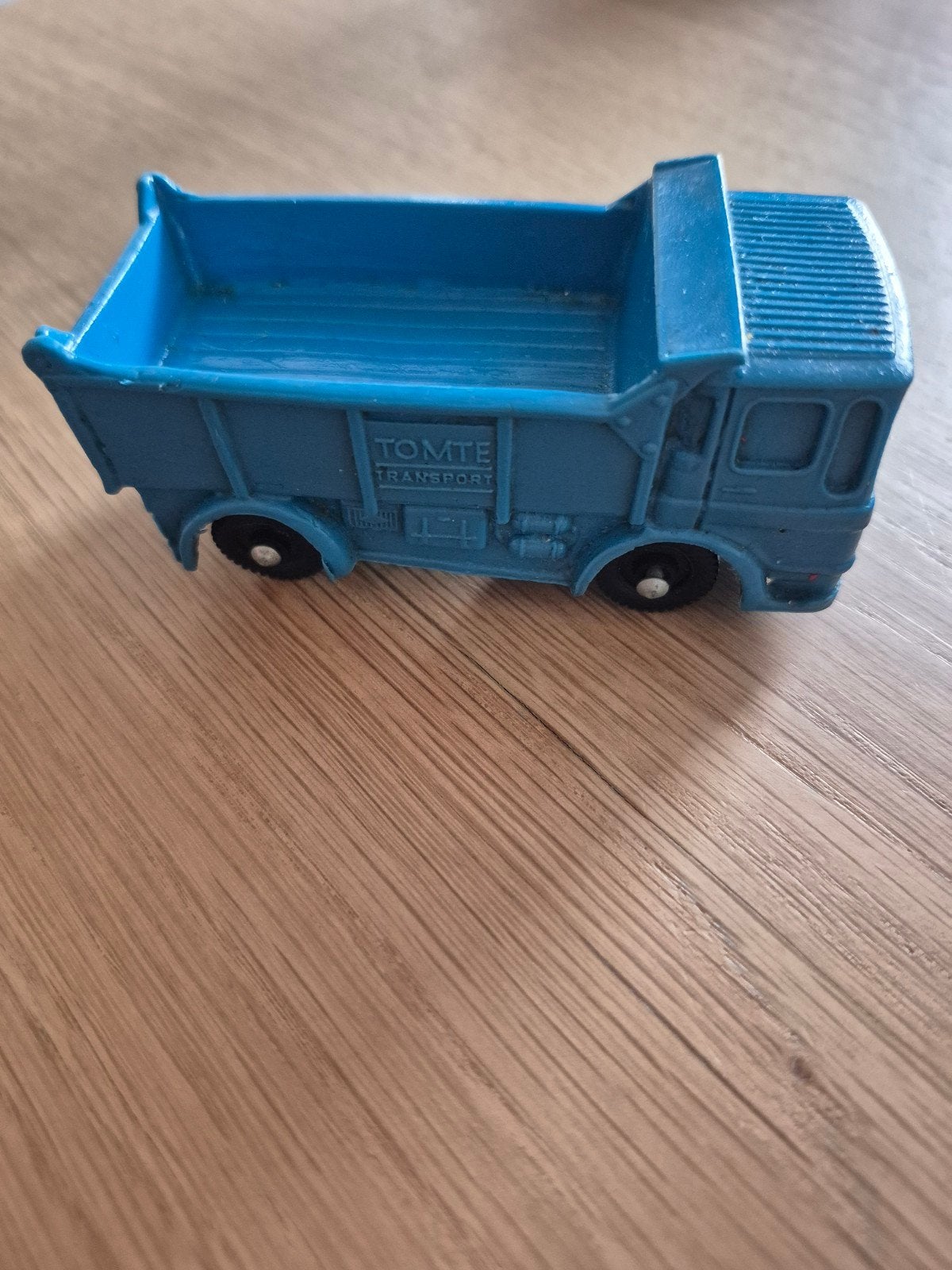 Te koop Tomte Laerdal Transport kiepwagen nr 26 blauw, Ophalen of Verzenden, Bus of Vrachtwagen