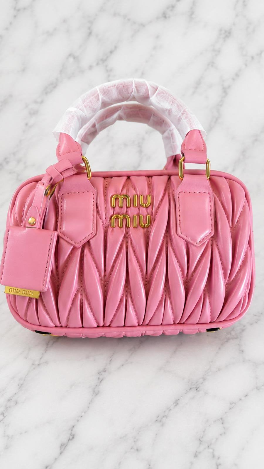 Miu Miu Matelassé Roze Handtas met Goudkleurige Details, Sieraden, Tassen en Uiterlijk, Tassen | Damestassen, Ophalen of Verzenden