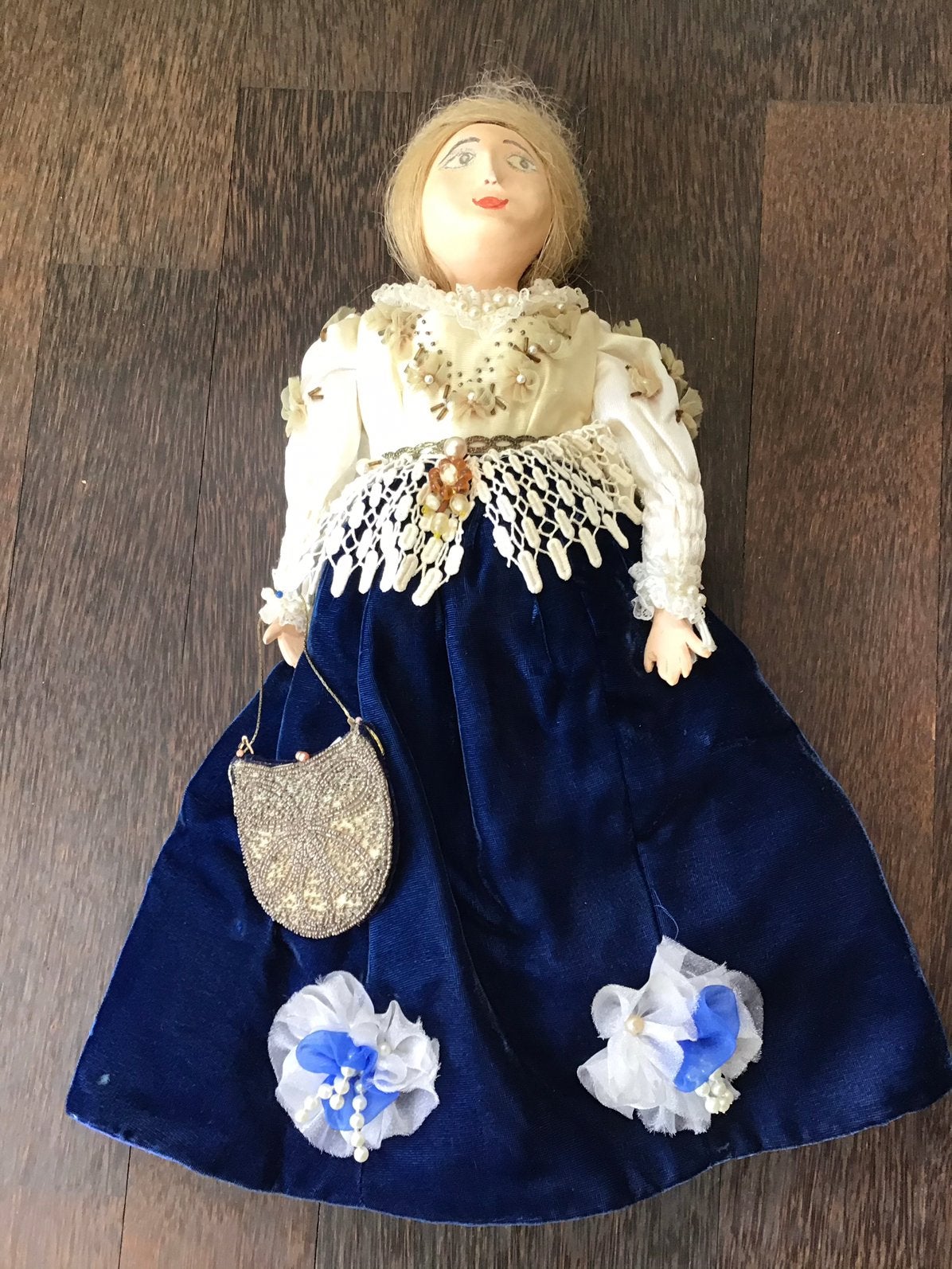 Karakterpop - papier maché - blond haar - blauw gekleed, Verzamelen, Poppen, Ophalen of Verzenden, Zo goed als nieuw, Pop