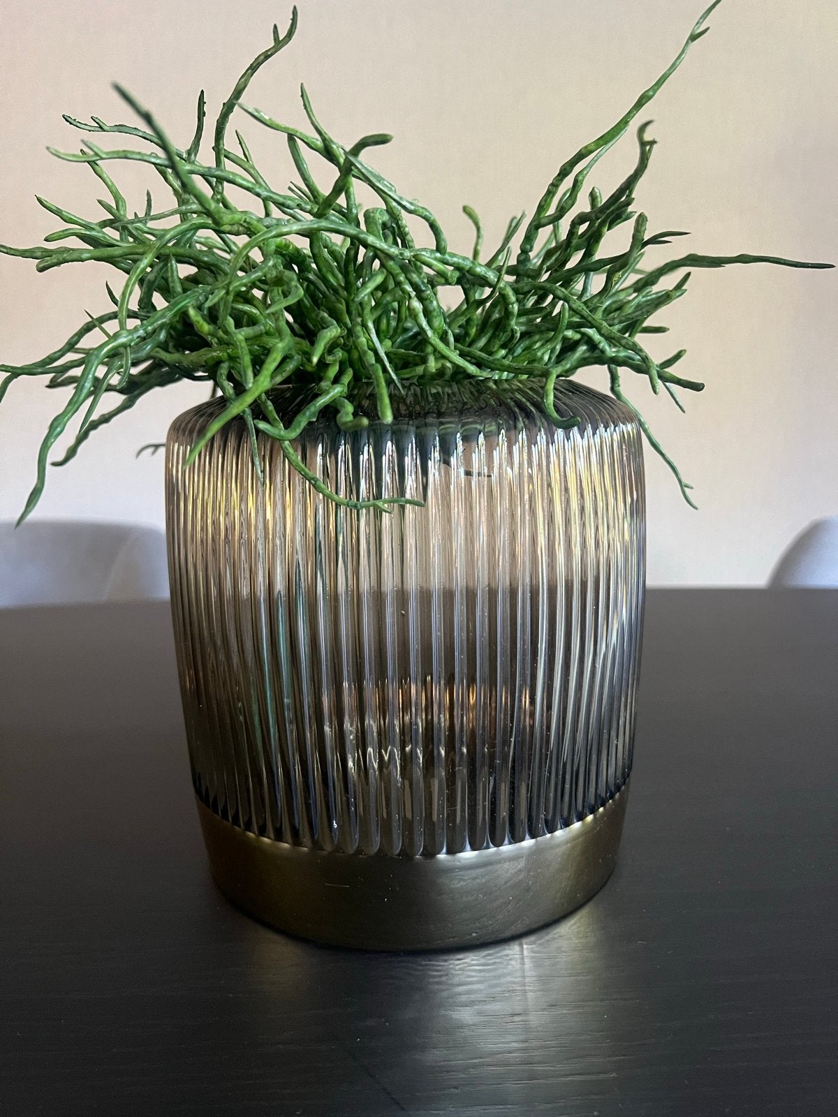 PTMD Vaas - Geribbeld Glas met Gouden Rand - 17 cm Hoog, Huis en Inrichting, Woonaccessoires | Vazen, Overige kleuren, Ophalen of Verzenden