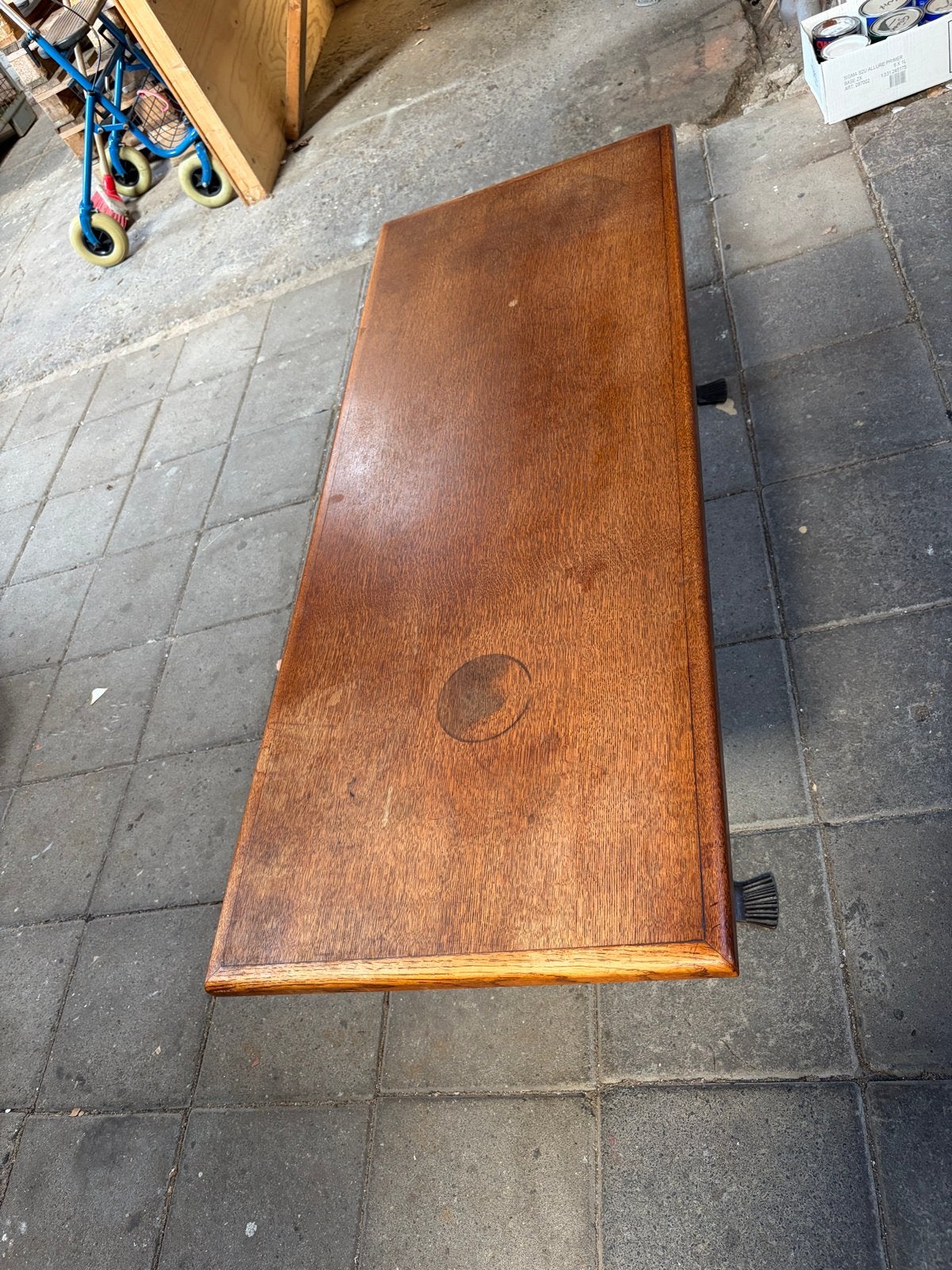 Robuuste salontafel met smeedijzeren onderstel, Ophalen
