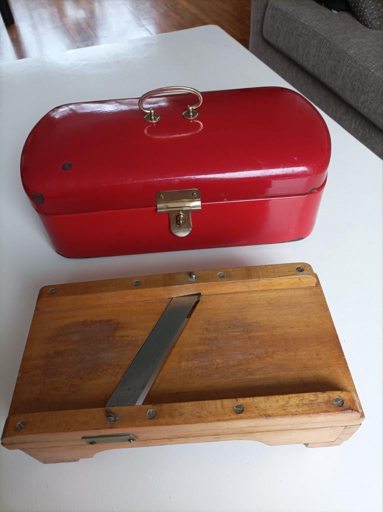 Broodtrommel en koolsnijder. Oud., Ophalen