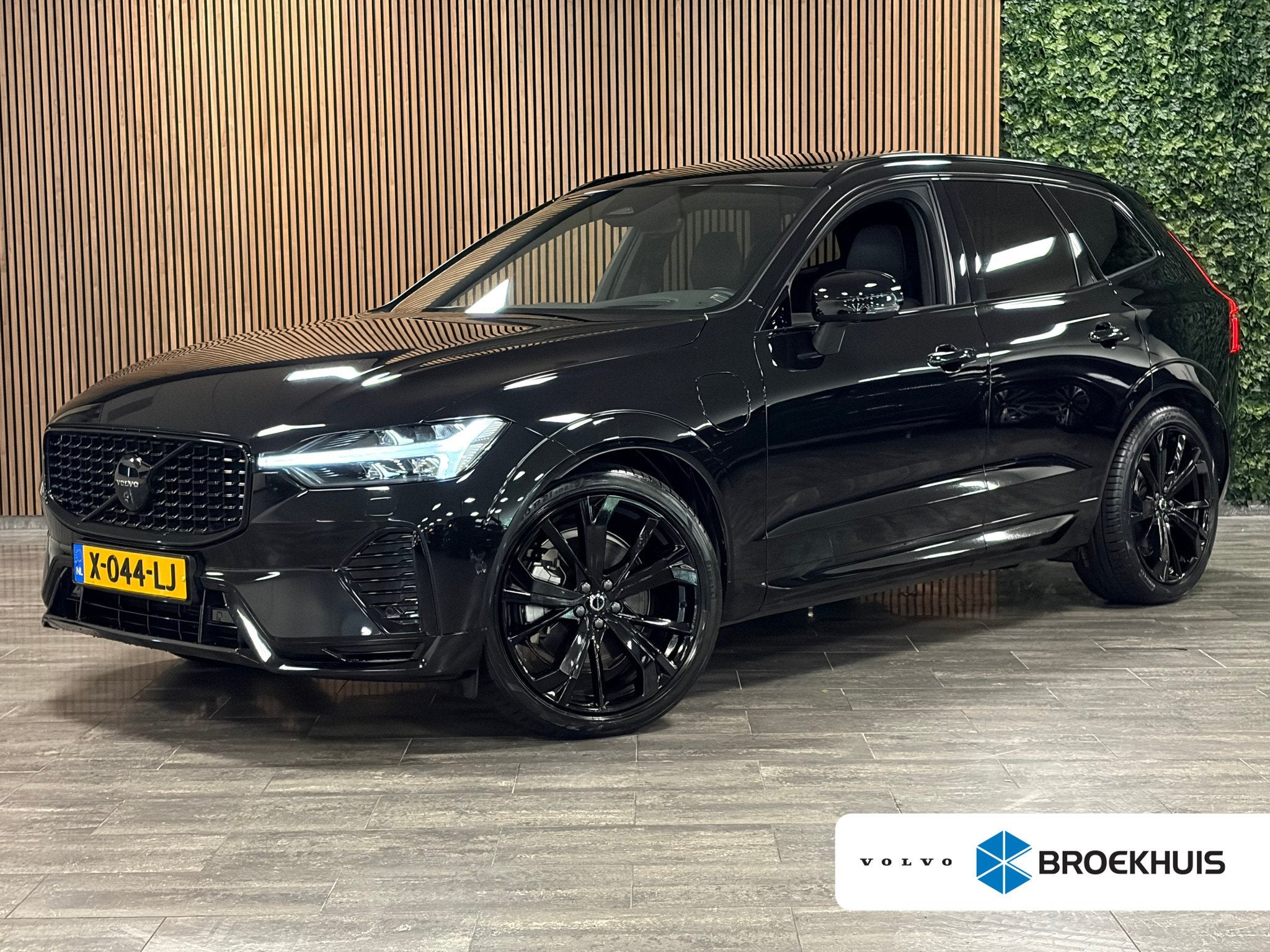 Volvo XC60 T8 AWD Recharge Ultra Black Edition, 12 maanden, Gebruikt, 4 cilinders, 138 €/maand