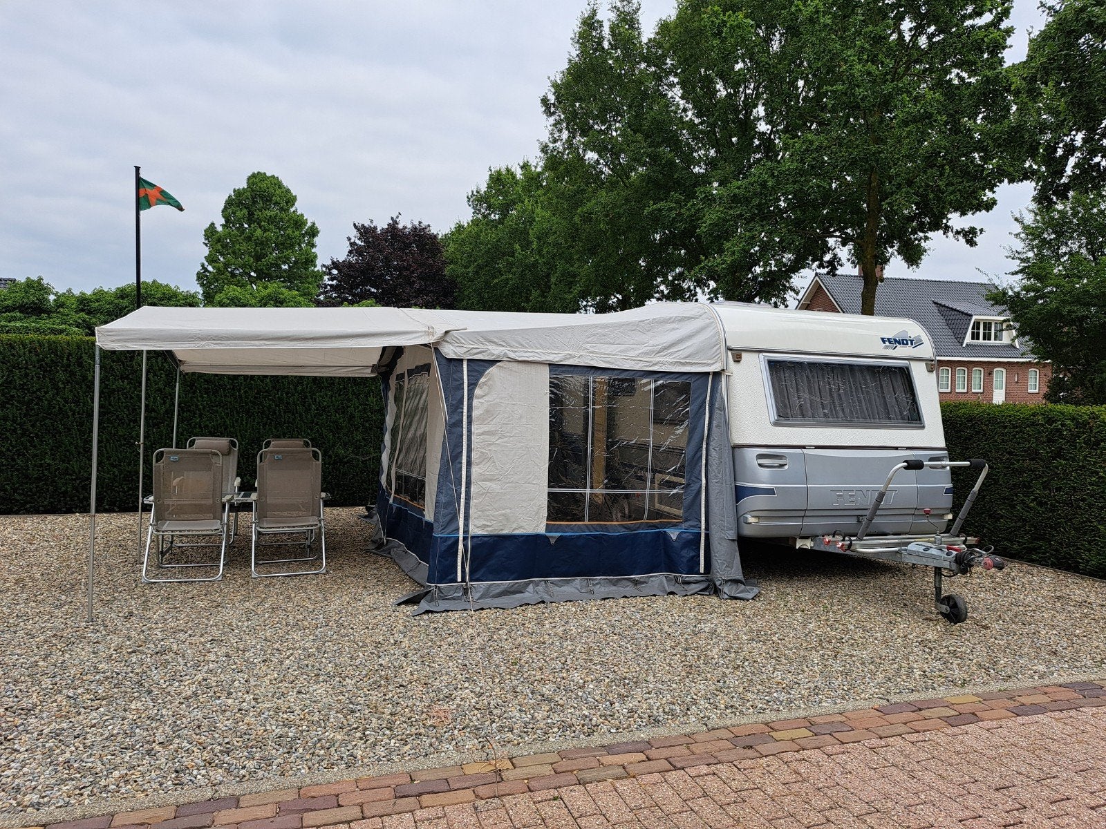 Caravan Fendt, Saphir 410 QK met stapelbed en 2-persoons bed, Standaardzit, 750 - 1000 kg, Particulier, Tot en met 4