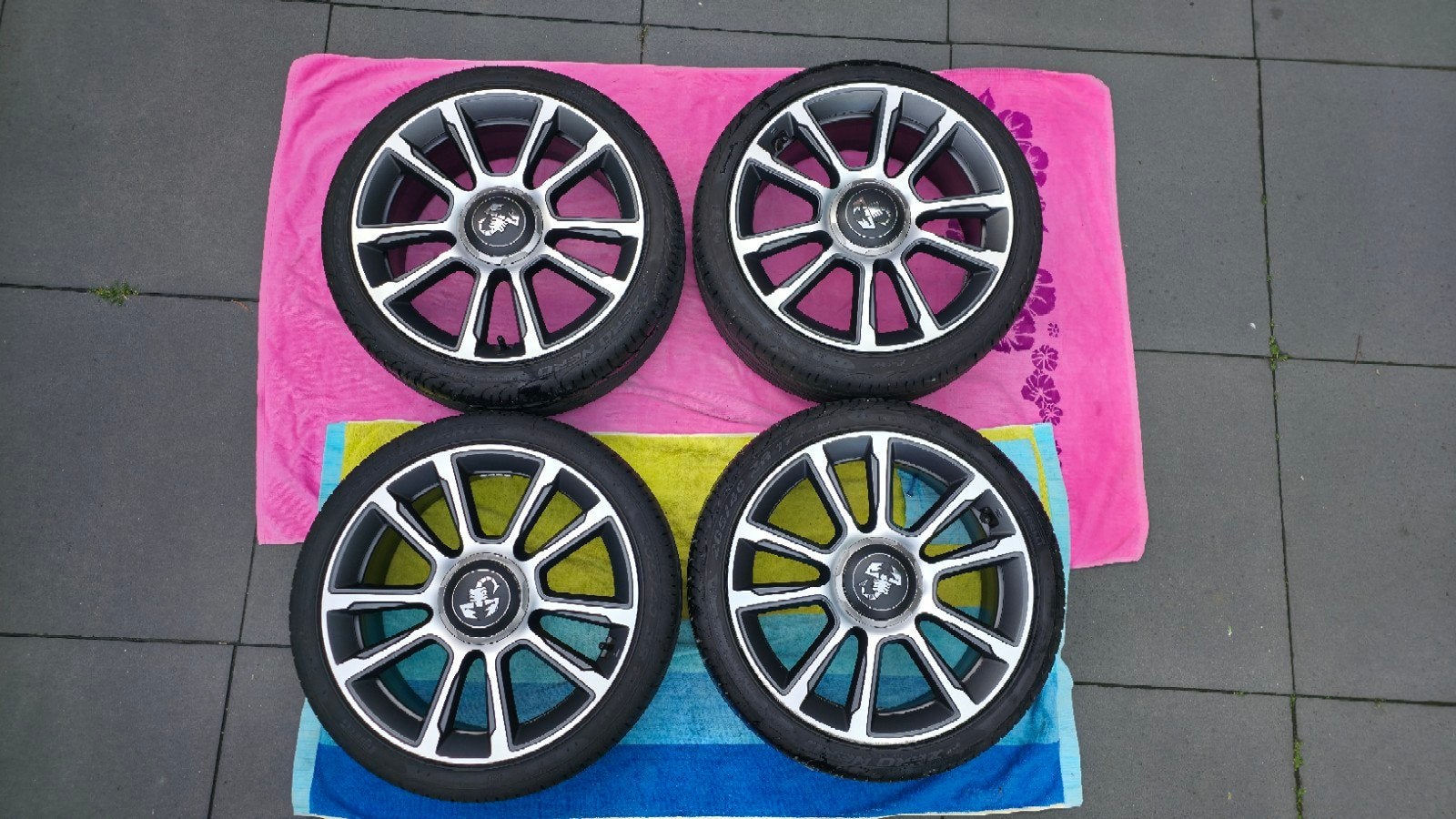 Originele 17 inch Abarth Turismo Velgenset + Pirelli P Zero, Auto-onderdelen, Ophalen, Banden en Velgen, 17 inch, 205 mm