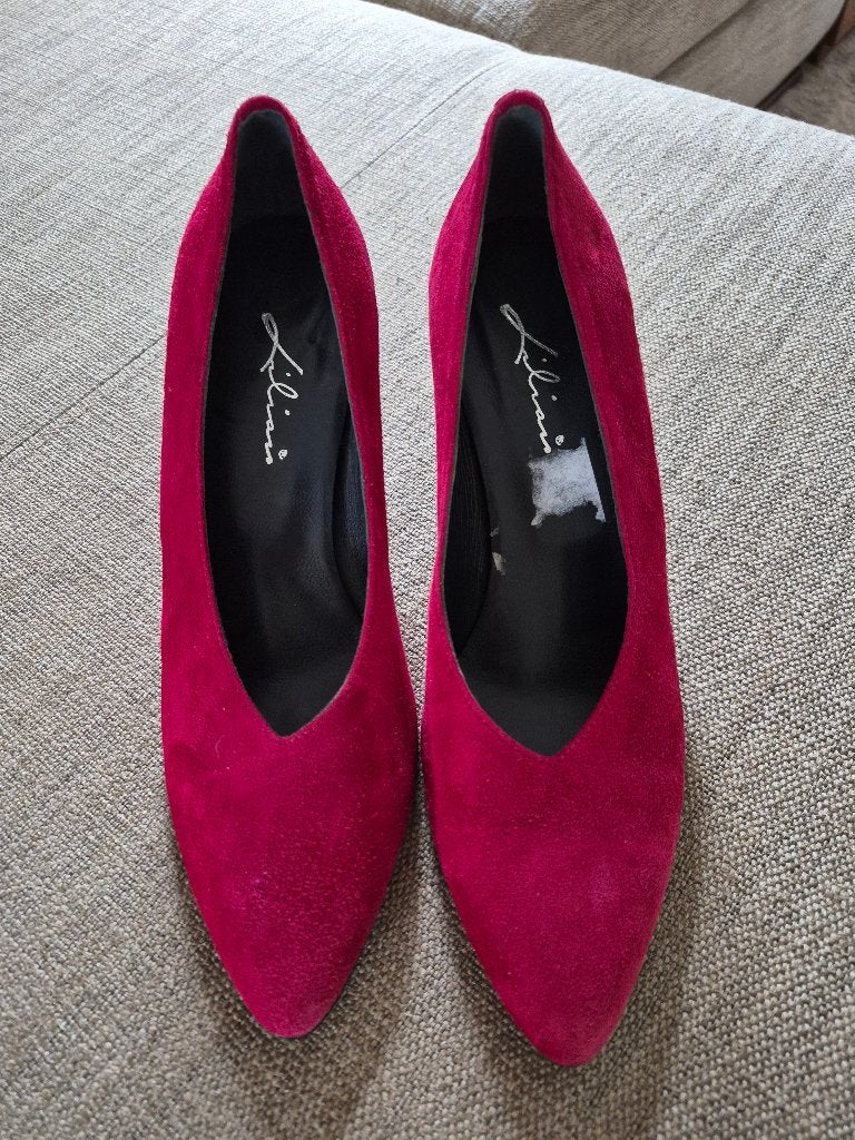 Prachtige donkerrode suede pumps van Lilian, maat 38,5, Kleding | Dames, Schoenen, Lilian, Nieuw, Ophalen of Verzenden, Schoenen met hoge hakken