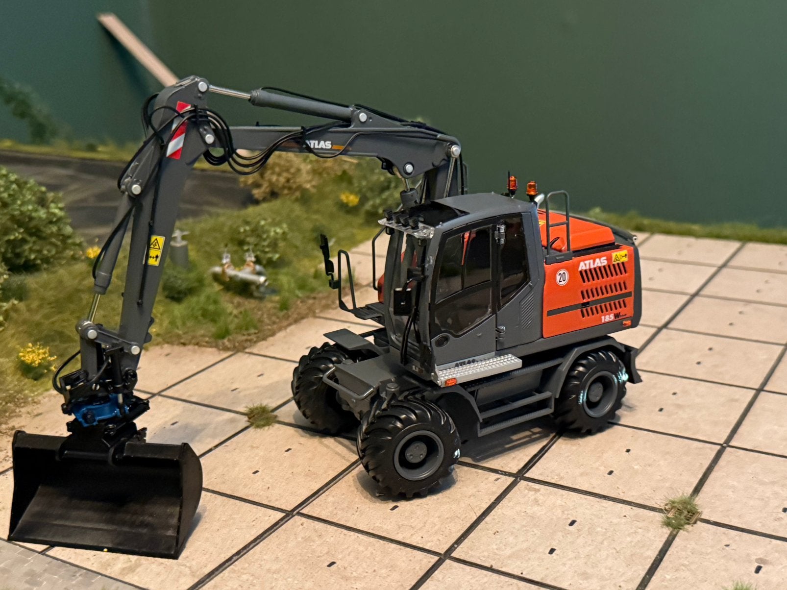 Atlas 185w verbouwd 1:32, Ophalen of Verzenden, Zo goed als nieuw, Tractor of Landbouw, Overige merken