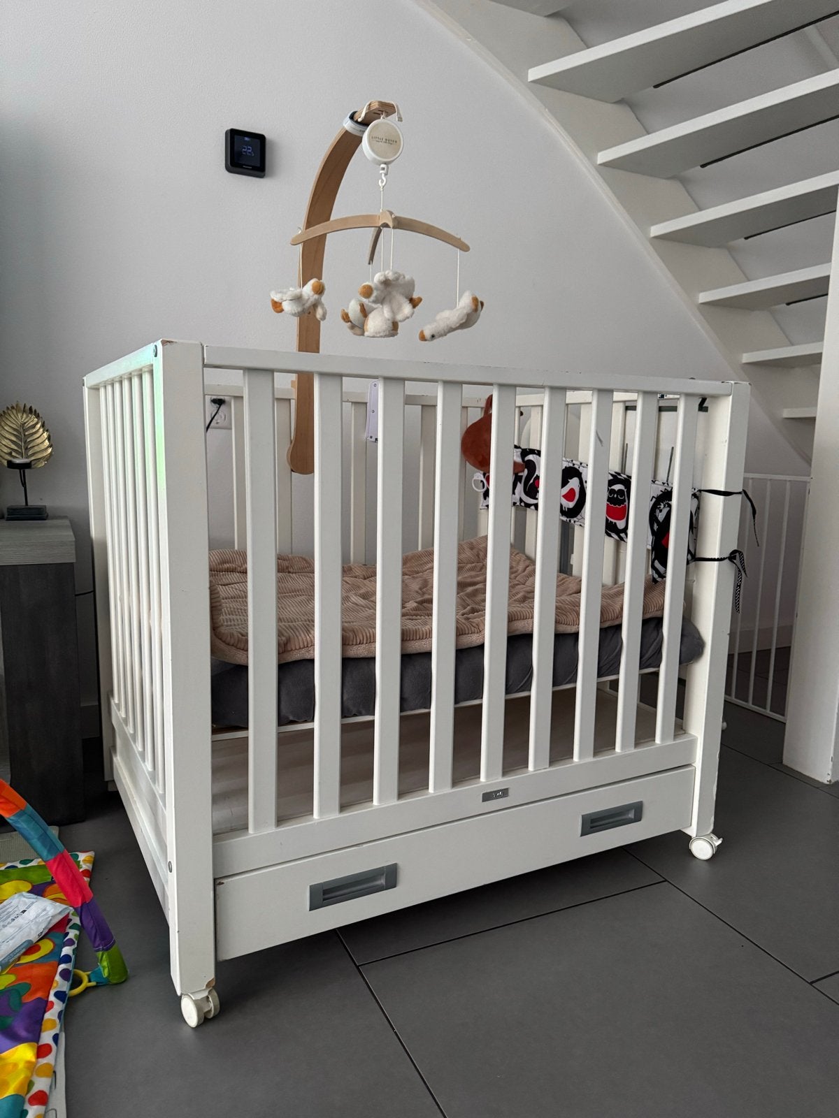 Wit babybox met lade en wieltjes, Kinderen en Baby's, Ophalen of Verzenden, Zo goed als nieuw