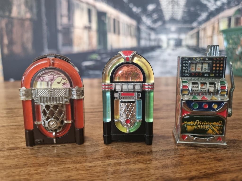 Mini Jukebox en Gokkast aanstekers - Set van 3, Verzamelen, Automaten | Jukeboxen, Ophalen of Verzenden, Gebruikt, 1970 tot heden