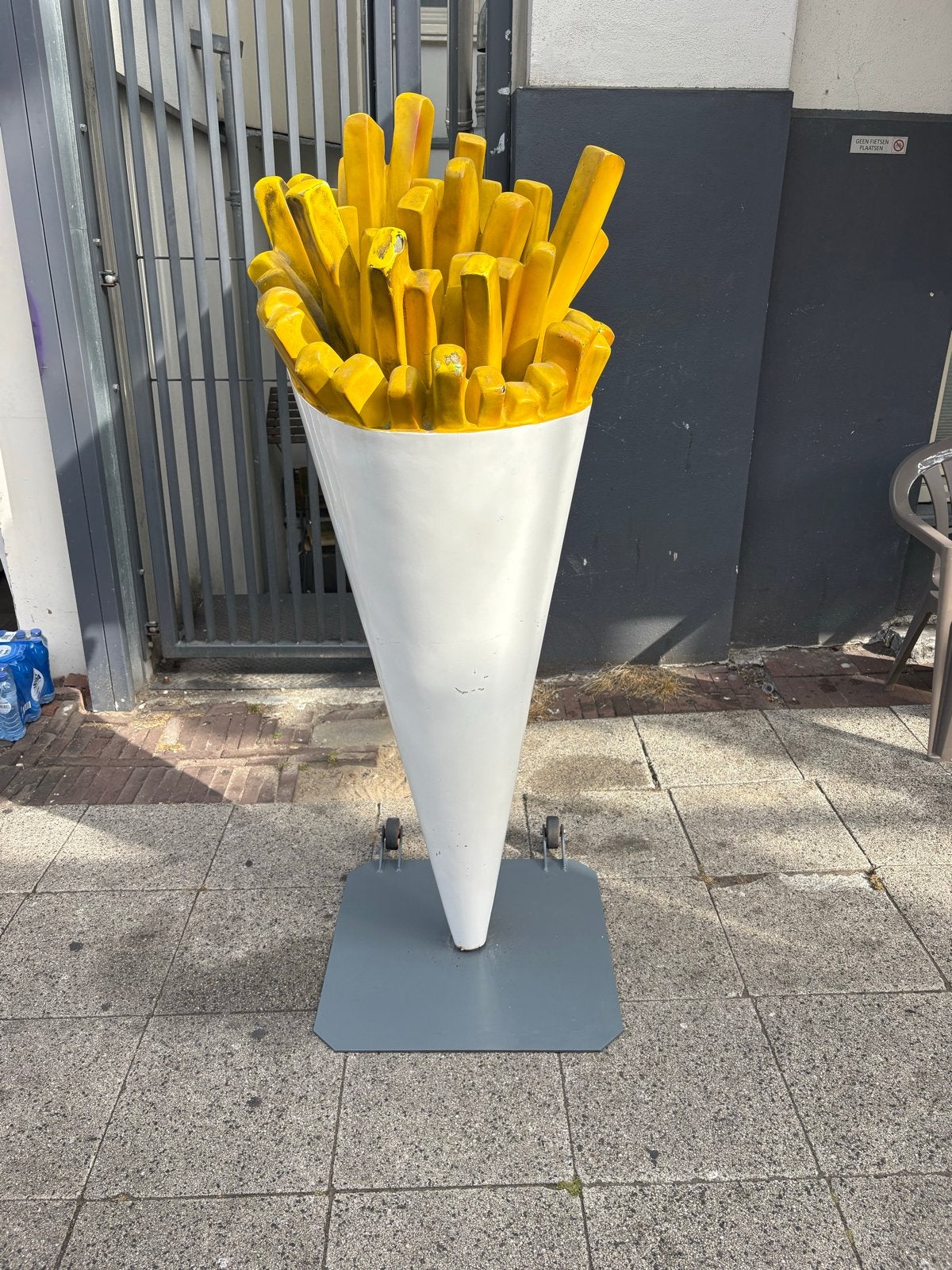 Grote frietzak sculptuur - unieke blikvanger, Ophalen, Overige onderwerpen, Kunststof, Handgemaakt