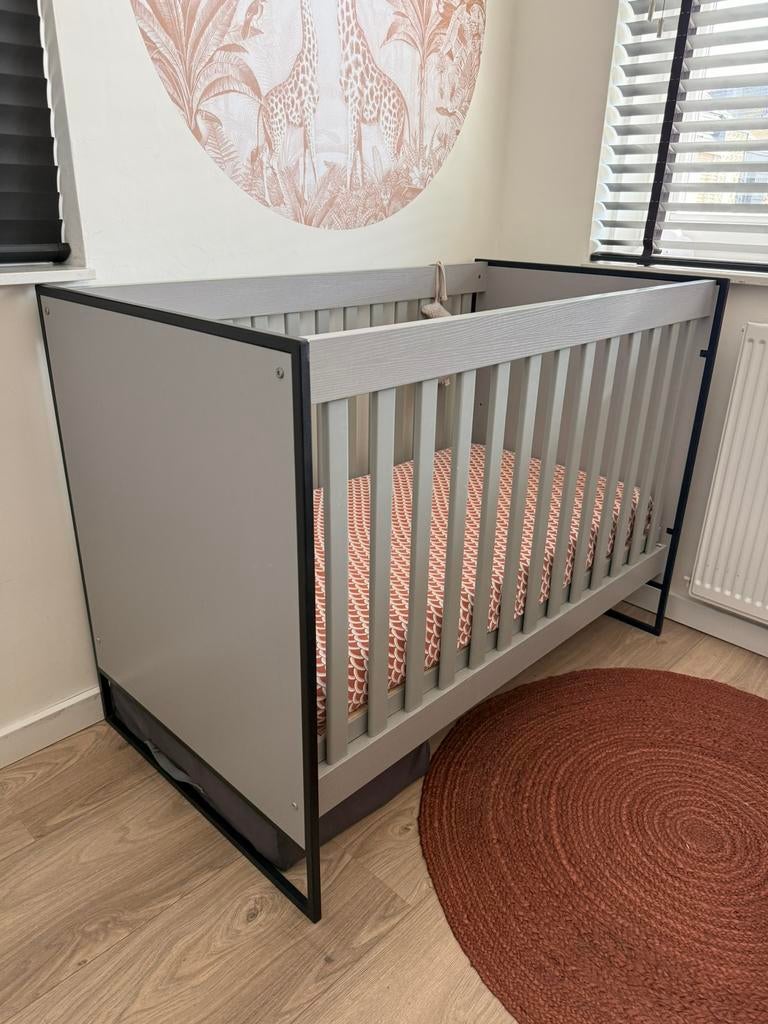 Cabino Dayley ledikant grijs houtlook met staal, Ophalen, Zo goed als nieuw, Ledikant