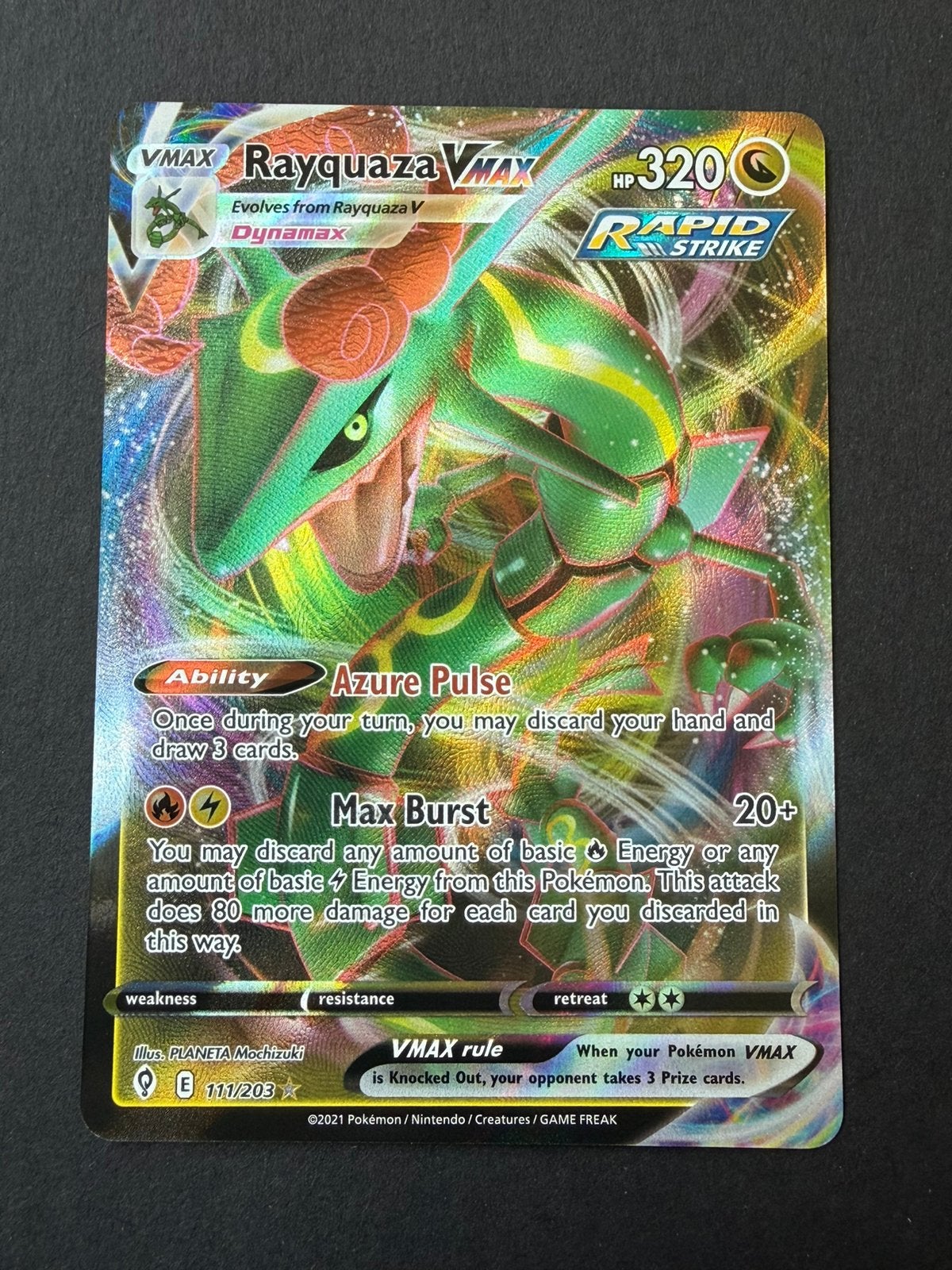 Pokemon kaart rayquaza vmax 111 evolving skies, Ophalen of Verzenden, Zo goed als nieuw