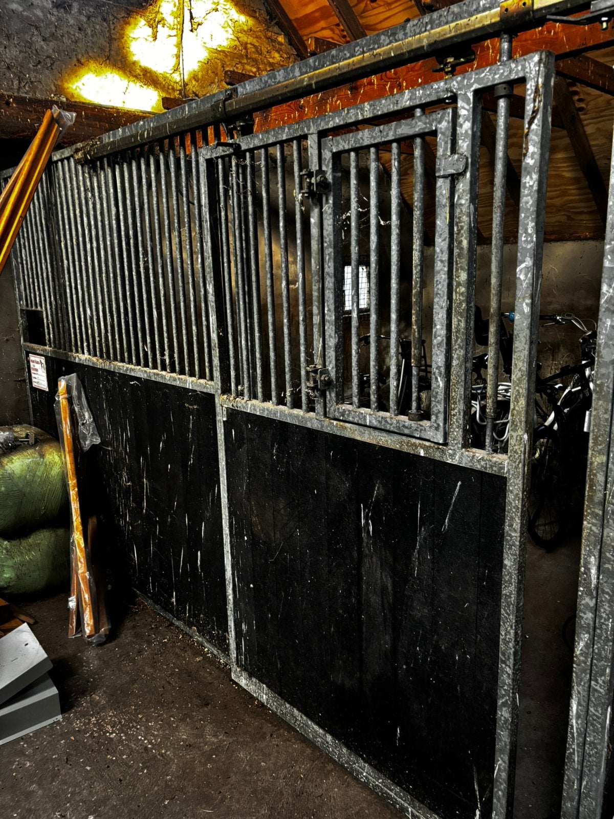 Zware complete paardenbox 3,5 x 4 m – verzinkt – schuifdeur, Dieren en Toebehoren, Toebehoren
